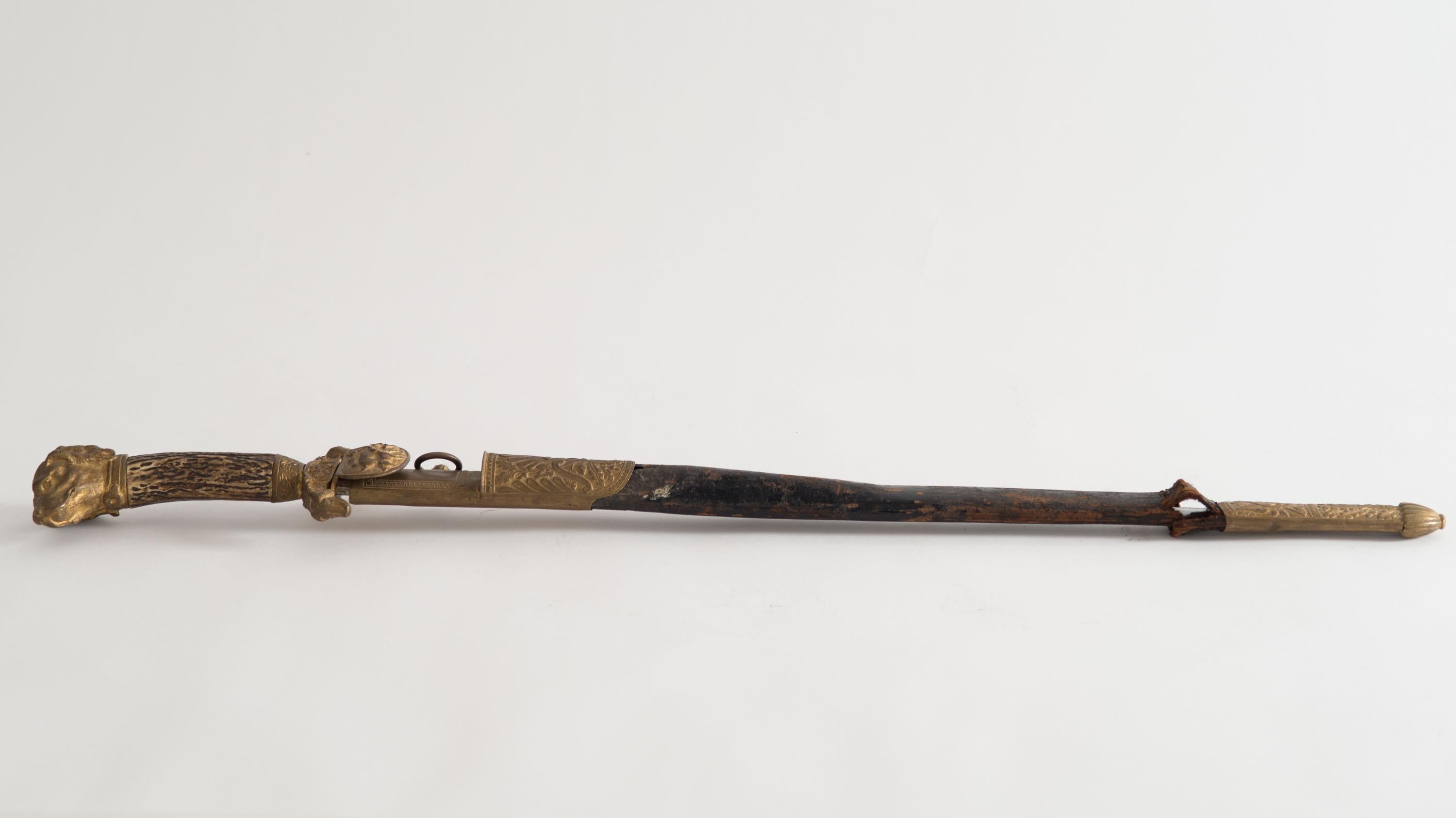 Fait main Continental Bronze Dore Ceremonial Dog Pommel Sword with Scabbard (épée d'apparat pour chien avec fourreau) en vente