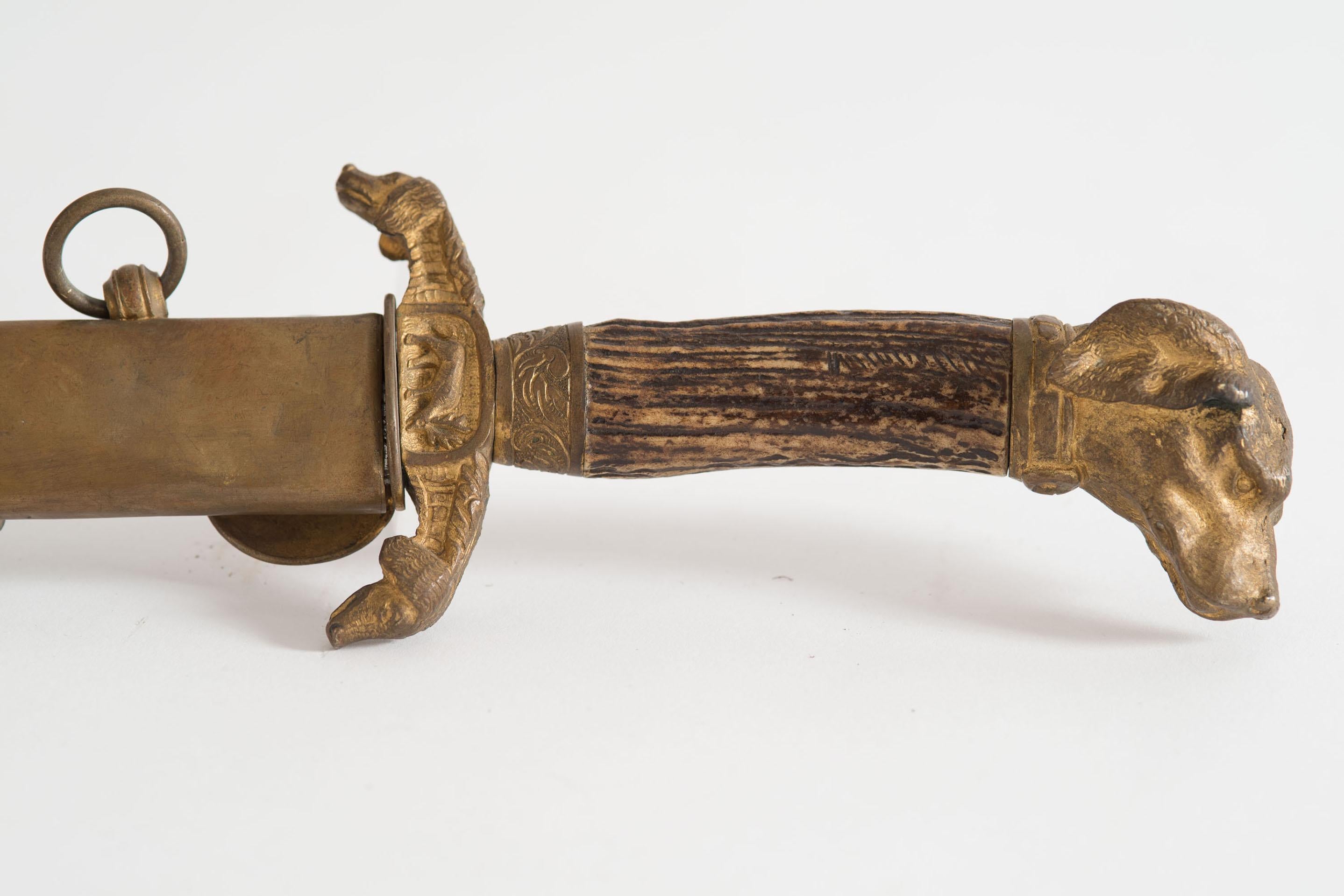 XIXe siècle Continental Bronze Dore Ceremonial Dog Pommel Sword with Scabbard (épée d'apparat pour chien avec fourreau) en vente