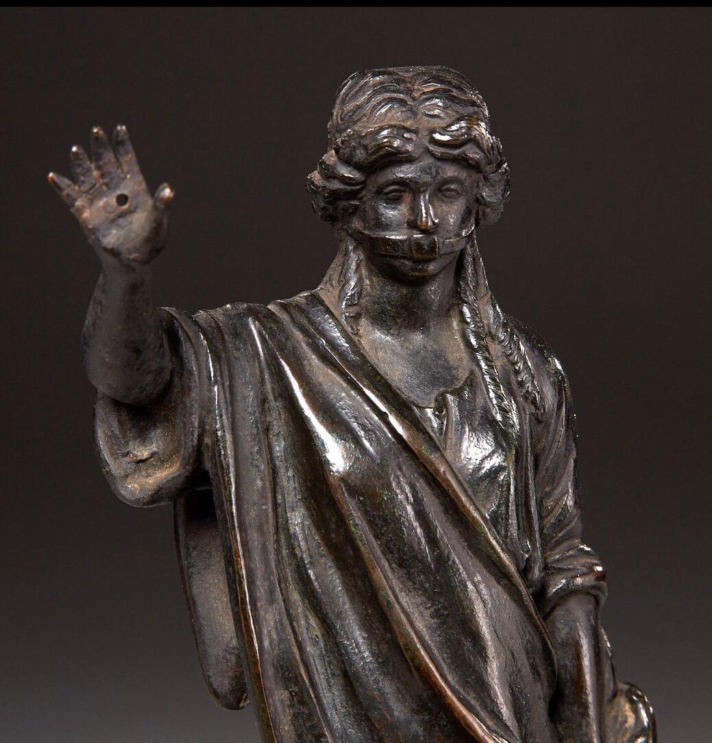 Kontinentale Bronzefigur der geknebelten Gerechtigkeit, 18. Jahrhundert. Bronze auf Marmorsockel.