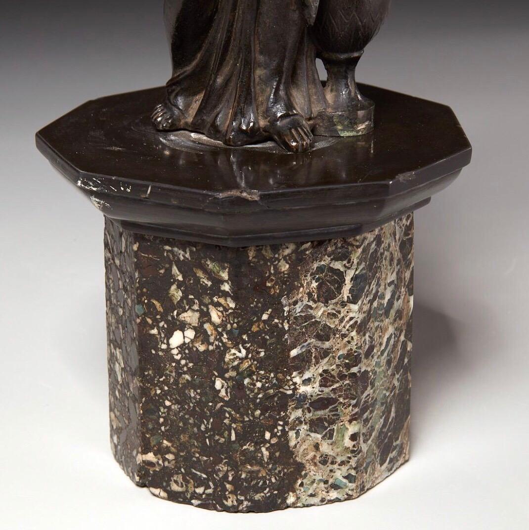 Kontinentale Bronzefigur der geknebelten Justiz, 18. Jahrhundert im Zustand „Gut“ im Angebot in Spencertown, NY