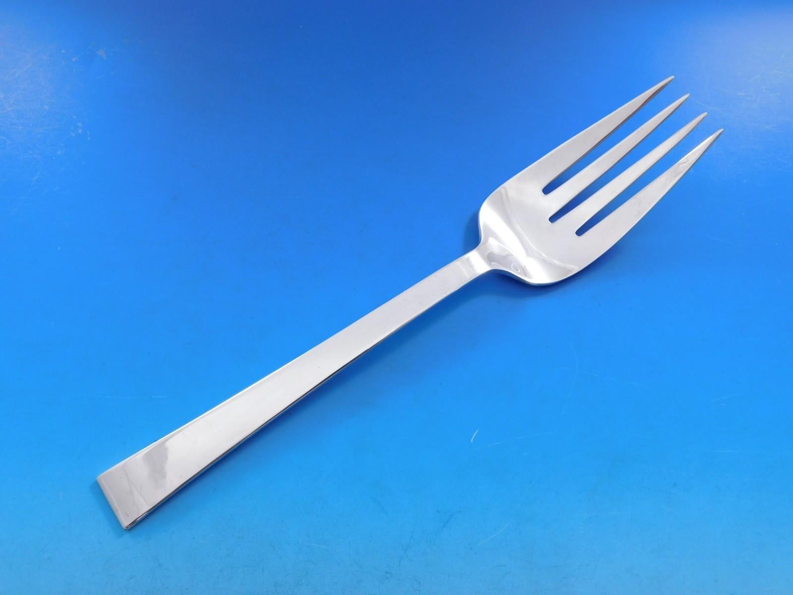 Continental is the perfect pattern choice for those who are looking for a highly polished, clean, contemporary look.

Perfect starter set of Continental by International Sterling Silver flatware - 29 pieces. This set includes:


4 Dinner Knives, 9