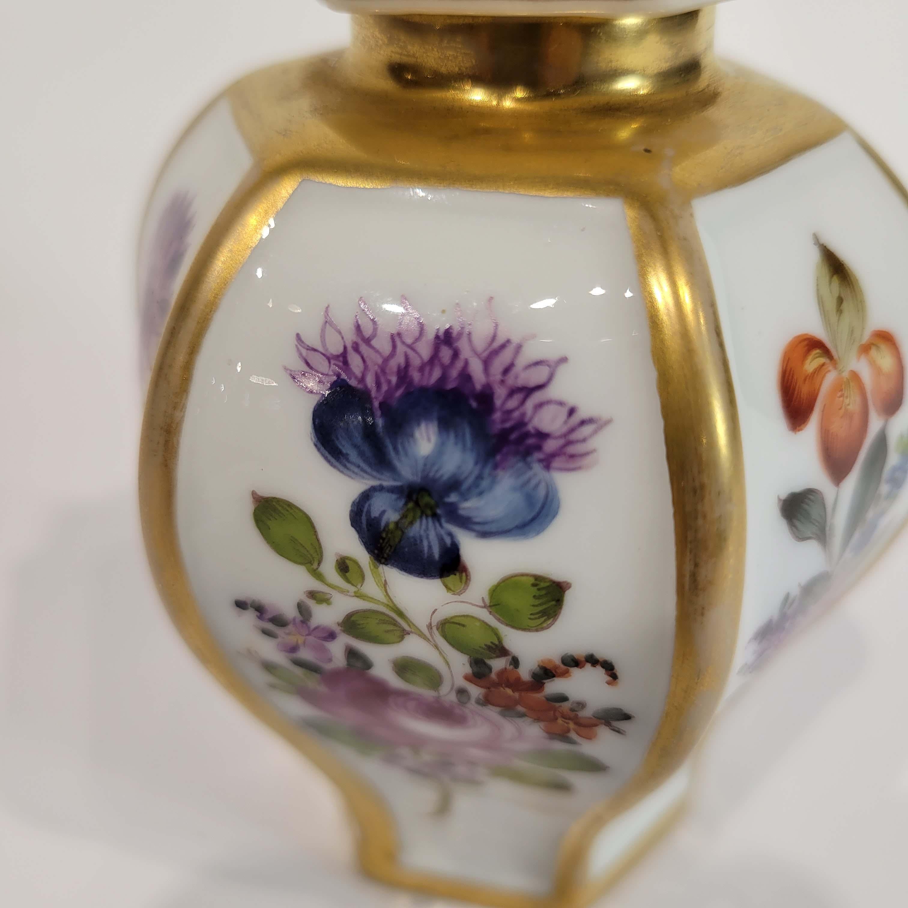 Continental Chinoiserie Porcelain Tea Caddy 19C In Good Condition For Sale In New York, NY