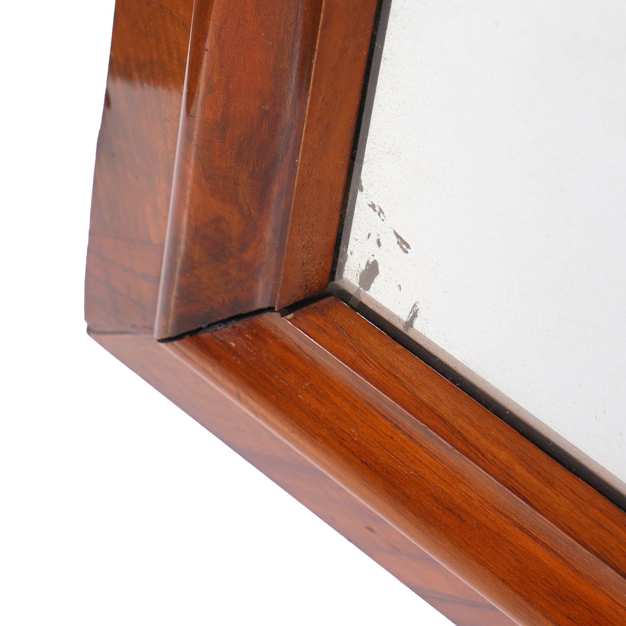Cadre Biedermeier en placage de noyer à bandes croisées. Le cadre présente une moulure en ogee avec une large bande arrière taillée en biseau et a été équipé d'un verre miroir.
Continental, probablement autrichien, vers 1825.