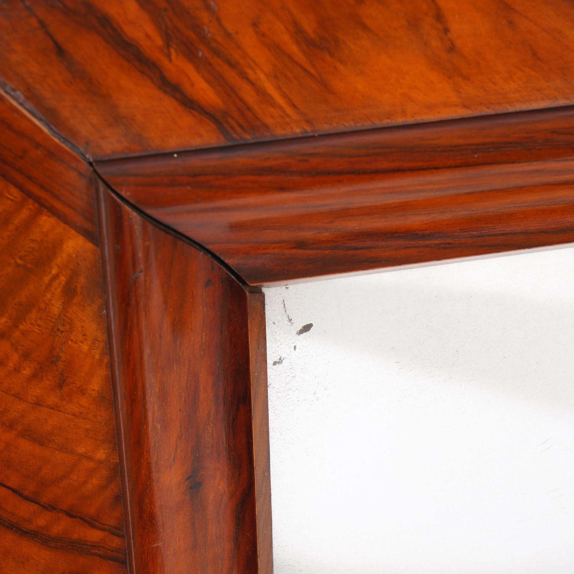 Autrichien Miroir continental en noyer à bandes croisées, C.I.C. 1825 en vente