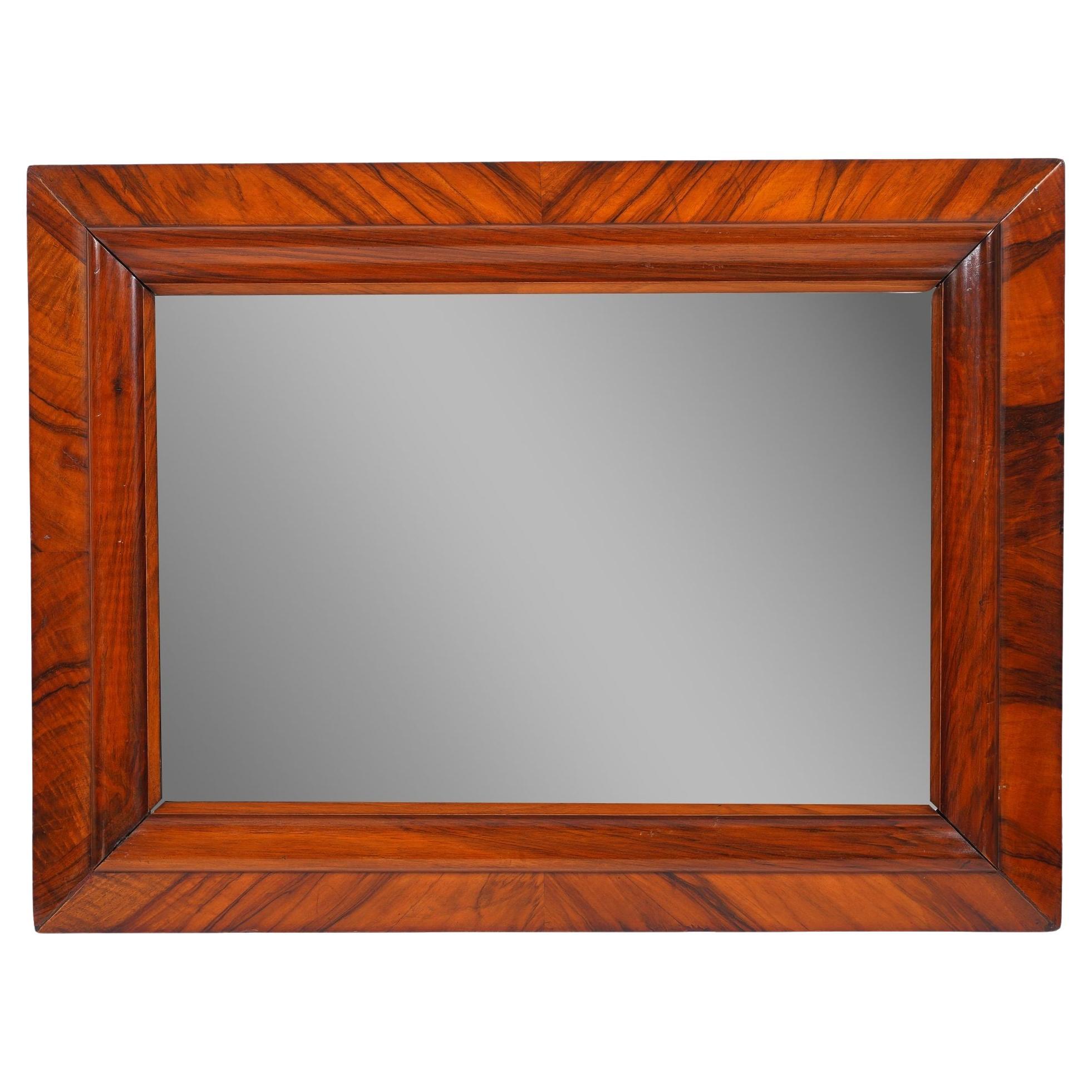 Miroir continental en noyer à bandes croisées, C.I.C. 1825 en vente