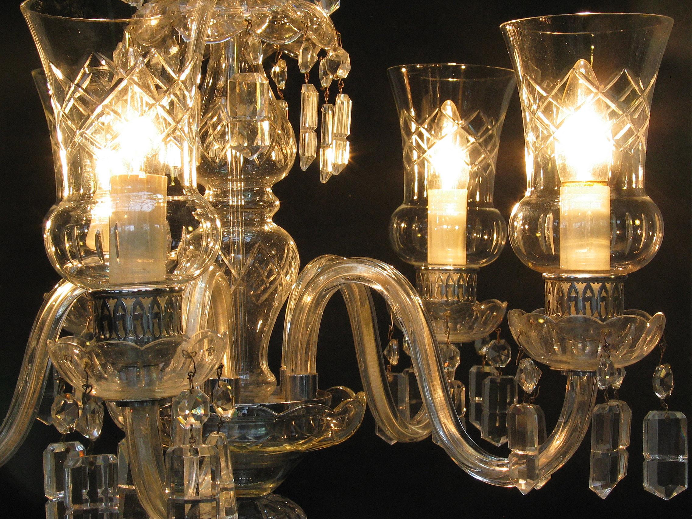 Lustre à cinq lumières en verre taillé continental Bon état - En vente à Ottawa, Ontario