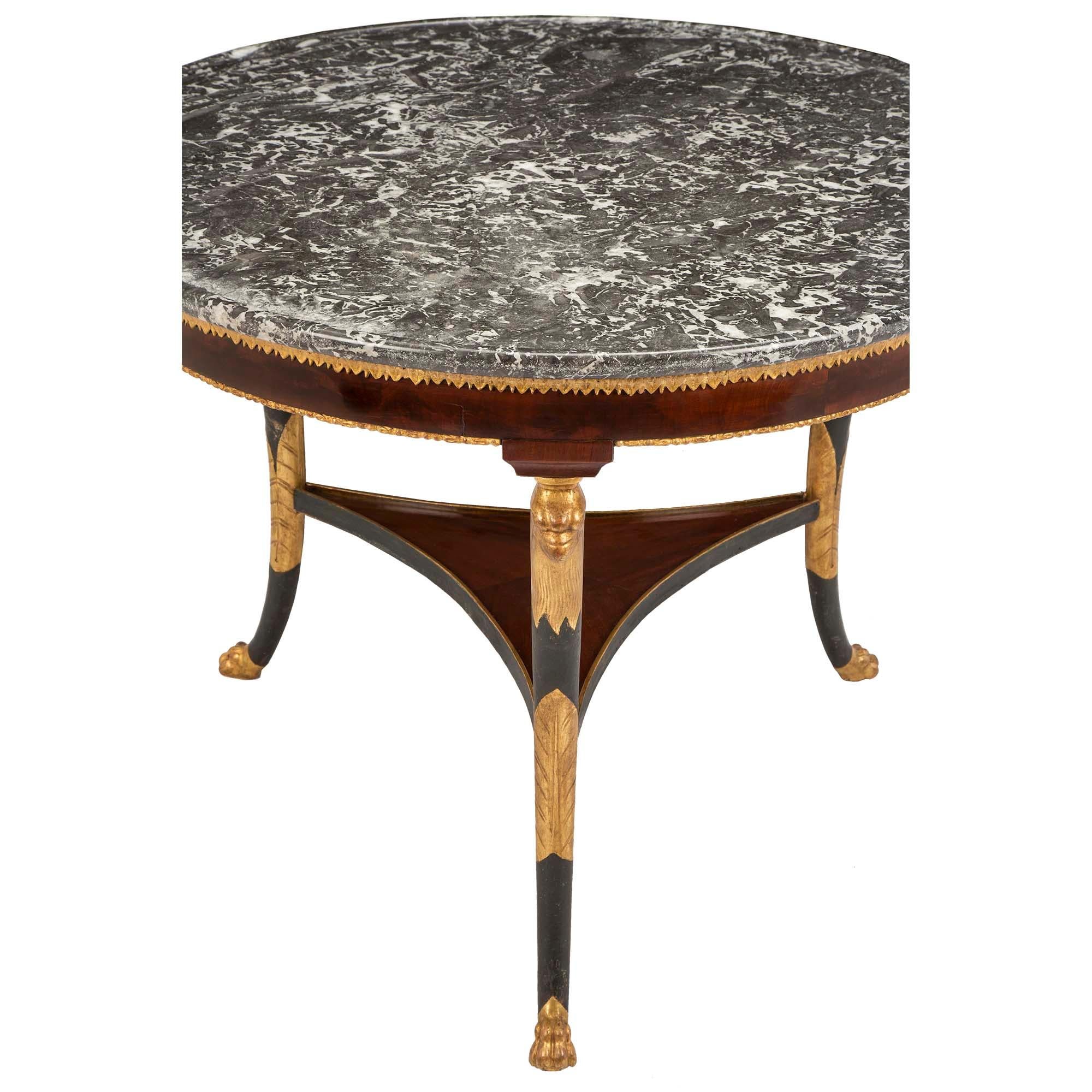 Inconnu Table centrale de style Directoire continental en acajou flammé et marbre en vente
