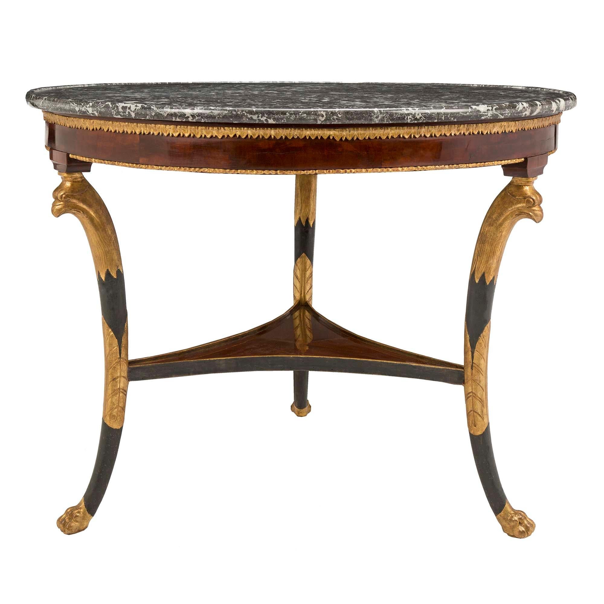 XIXe siècle Table centrale de style Directoire continental en acajou flammé et marbre en vente