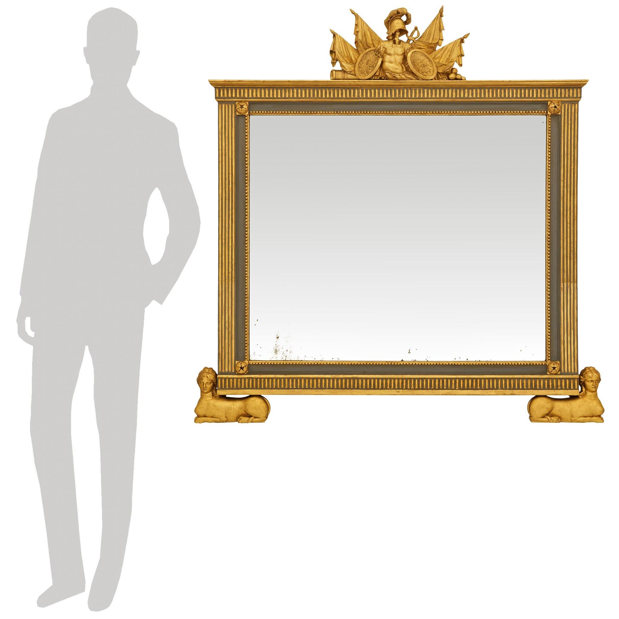 Ein eleganter und hochwertiger kontinentaler Spiegel aus dem frühen 19. Jahrhundert im neoklassizistischen Stil, patiniert und aus Giltwood. Dieser wunderbar detaillierte rechteckige Spiegel steht auf zwei Giltwood-Scharnieren, die einen