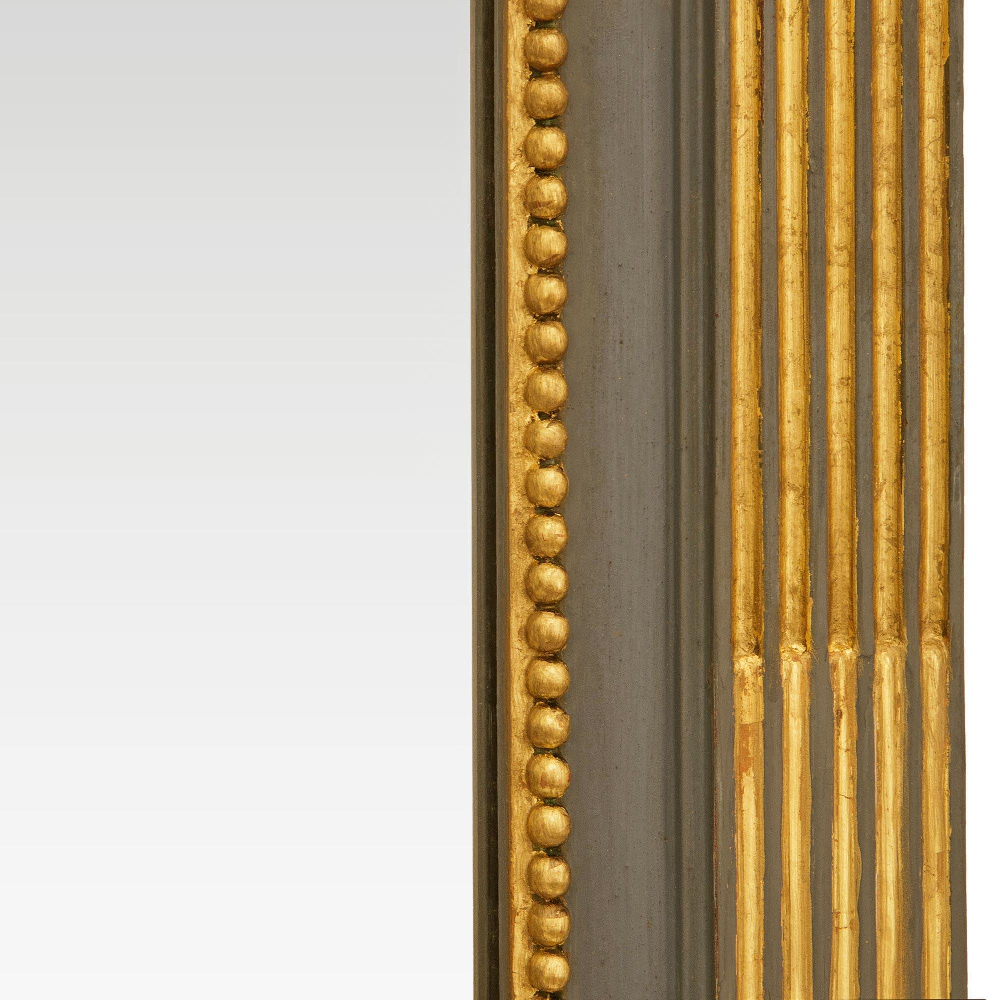 Kontinentale frühes 19. Jahrhundert Neo-Klassische St. patiniert und Giltwood Spiegel im Zustand „Gut“ im Angebot in West Palm Beach, FL