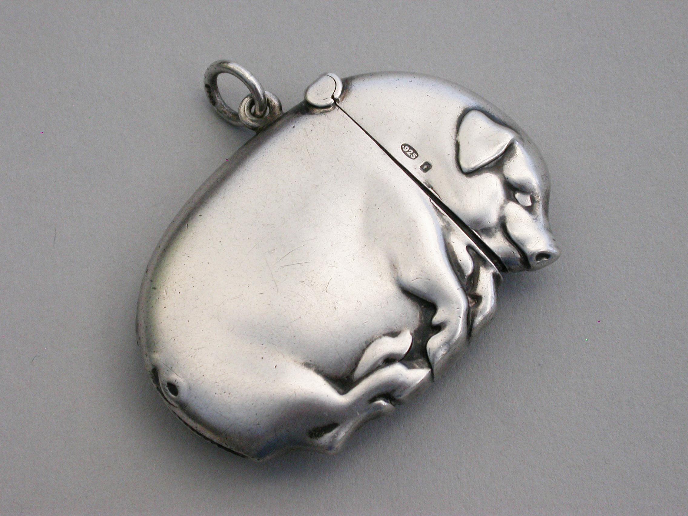 Continental Edwardian Novelty Silver Sleeping Pig Vesta Case, 1905 In Good Condition For Sale In Sittingbourne, Kent