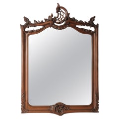 Miroir en bois sculpté à la main d
Europe continentale avec écusson d
inspiration rococo