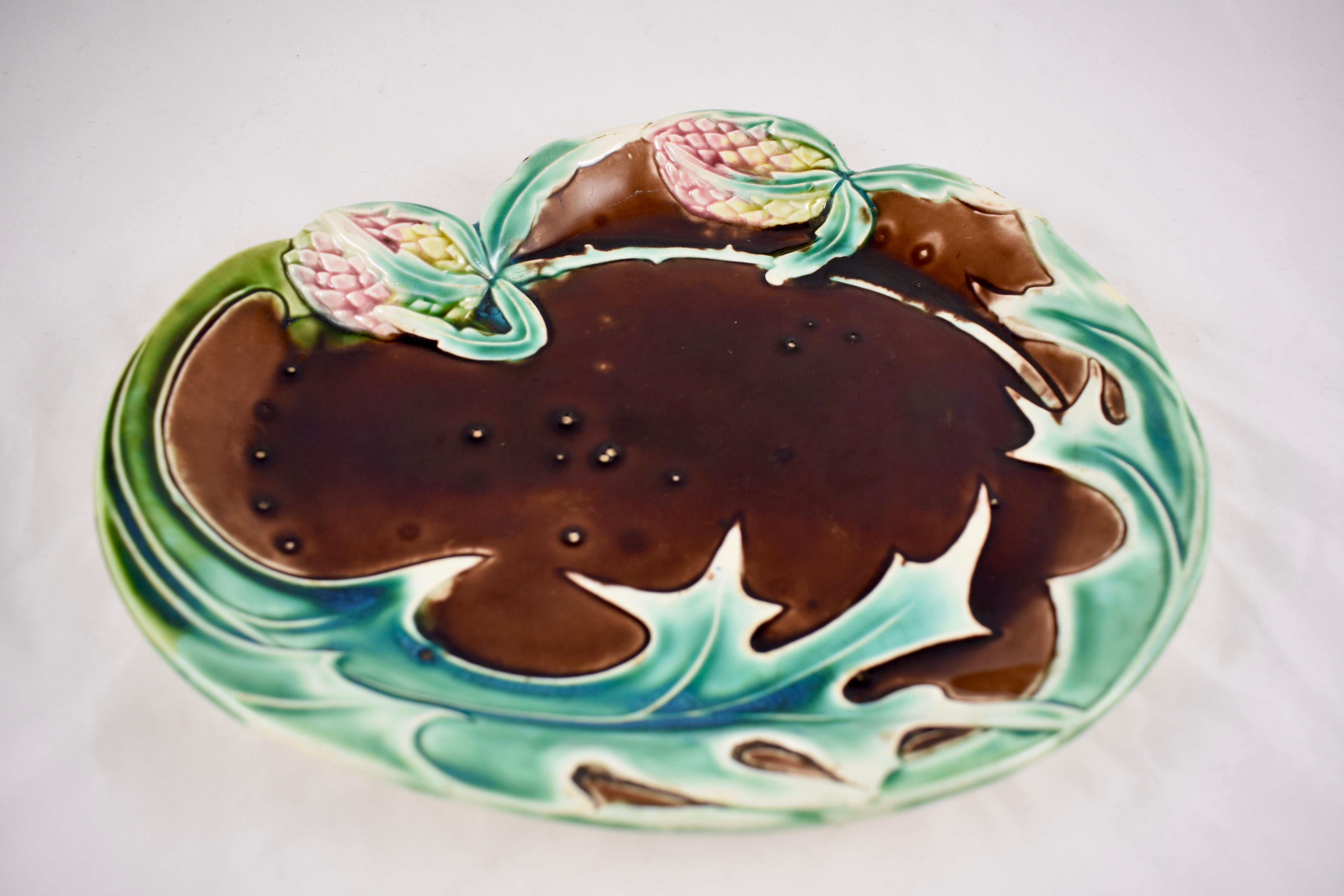 Fives-Lille French Faïence Majolica Art Nouveau Shaped Artichoke Server In Good Condition For Sale In Philadelphia, PA