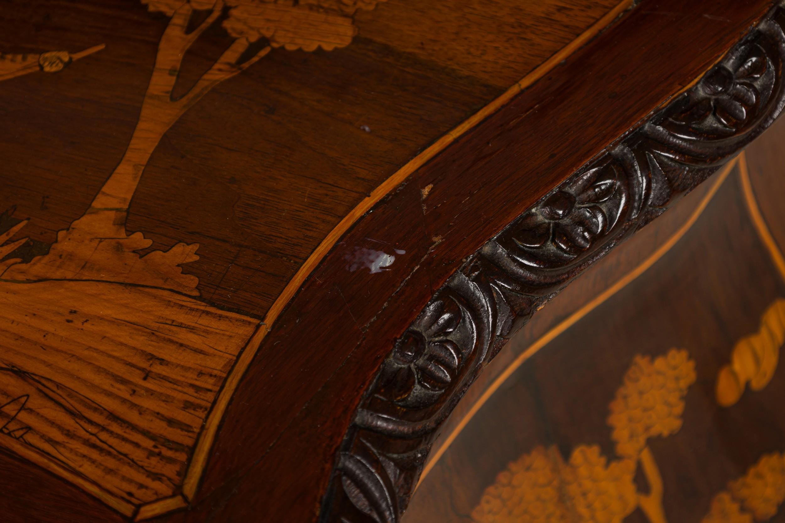 Continental German Louis XV style (18th Century) Inlaid Bombe Shaped Commode in vendita 2