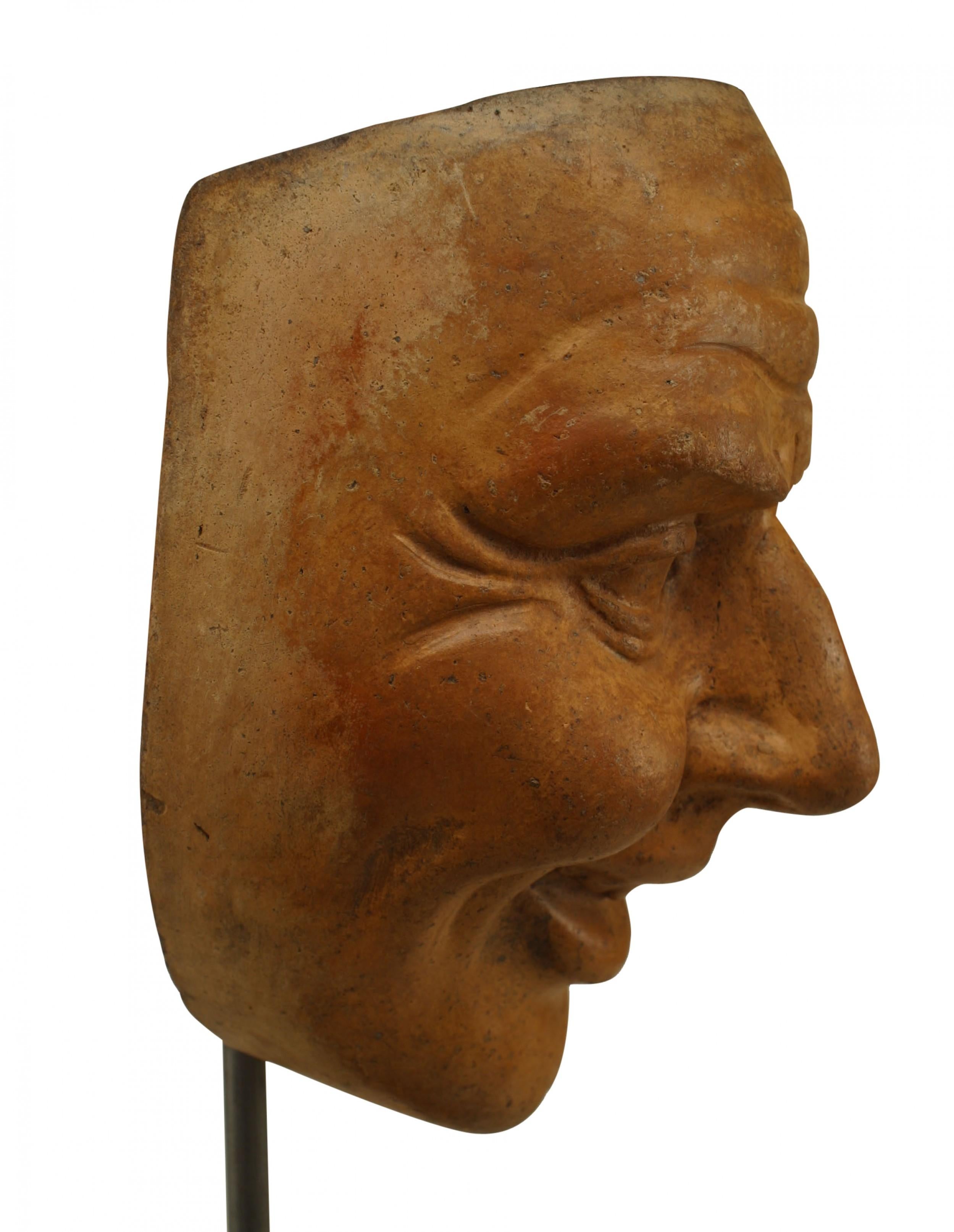 Masque de maître allemand continental (fin du 19e siècle) en terre cuite sculptée représentant un visage grotesque riant avec un sourcil froncé, présenté sur une base carrée en marbre noir (fait partie d'un ensemble de 39 pièces). Collectional)