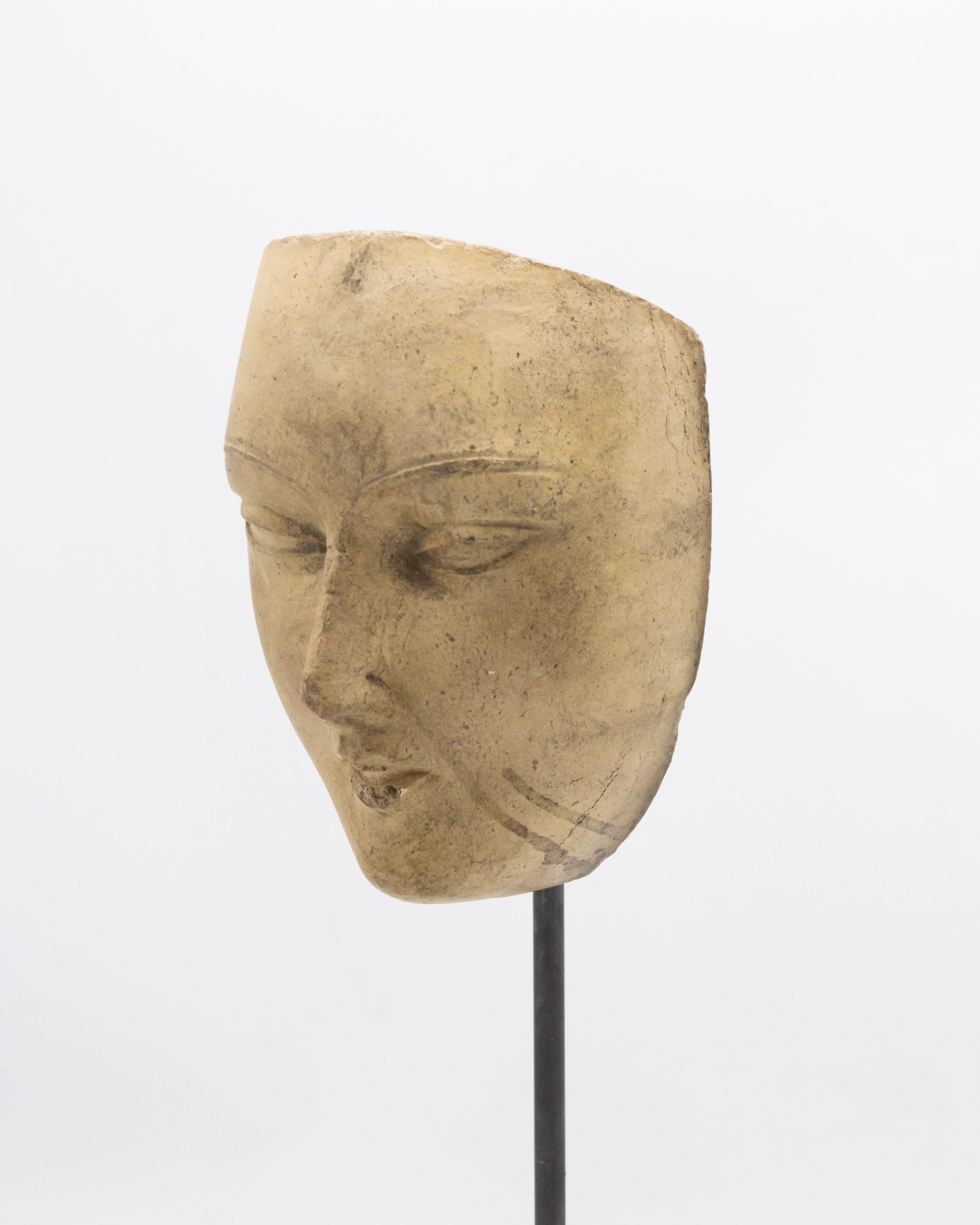 Kontinentaldeutsche (spätes 19. Jh.) Terrakotta-Maskenformbüste eines heiteren Gesichts mit asiatischen Zügen auf einem quadratischen schwarzen Marmorsockel (Teil einer 39-teiligen Sammlung).
 