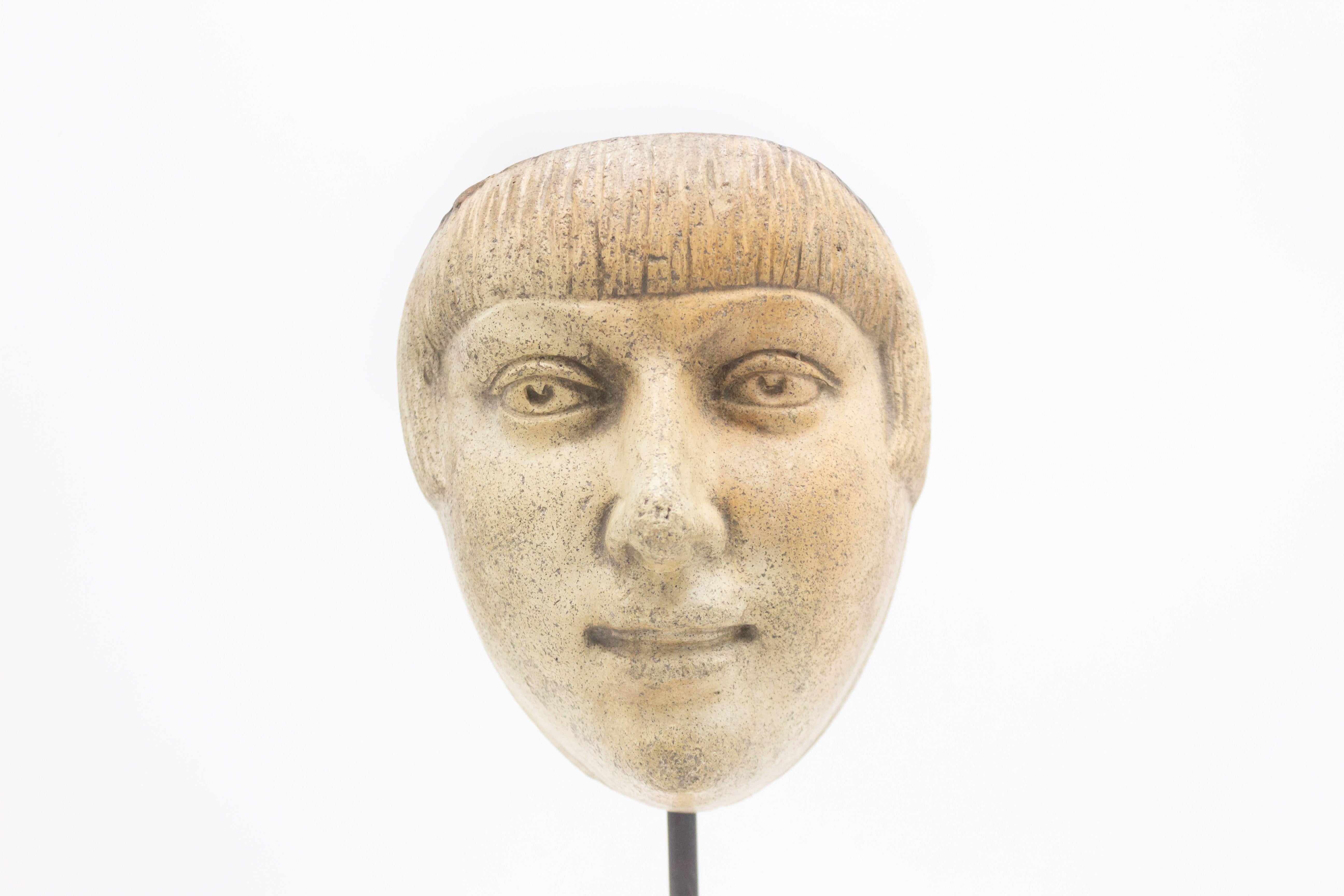 Kontinentaldeutsche (spätes 19. Jh.) Terrakotta-Maskenformbüste eines lächelnden männlichen Gesichts mit einem 