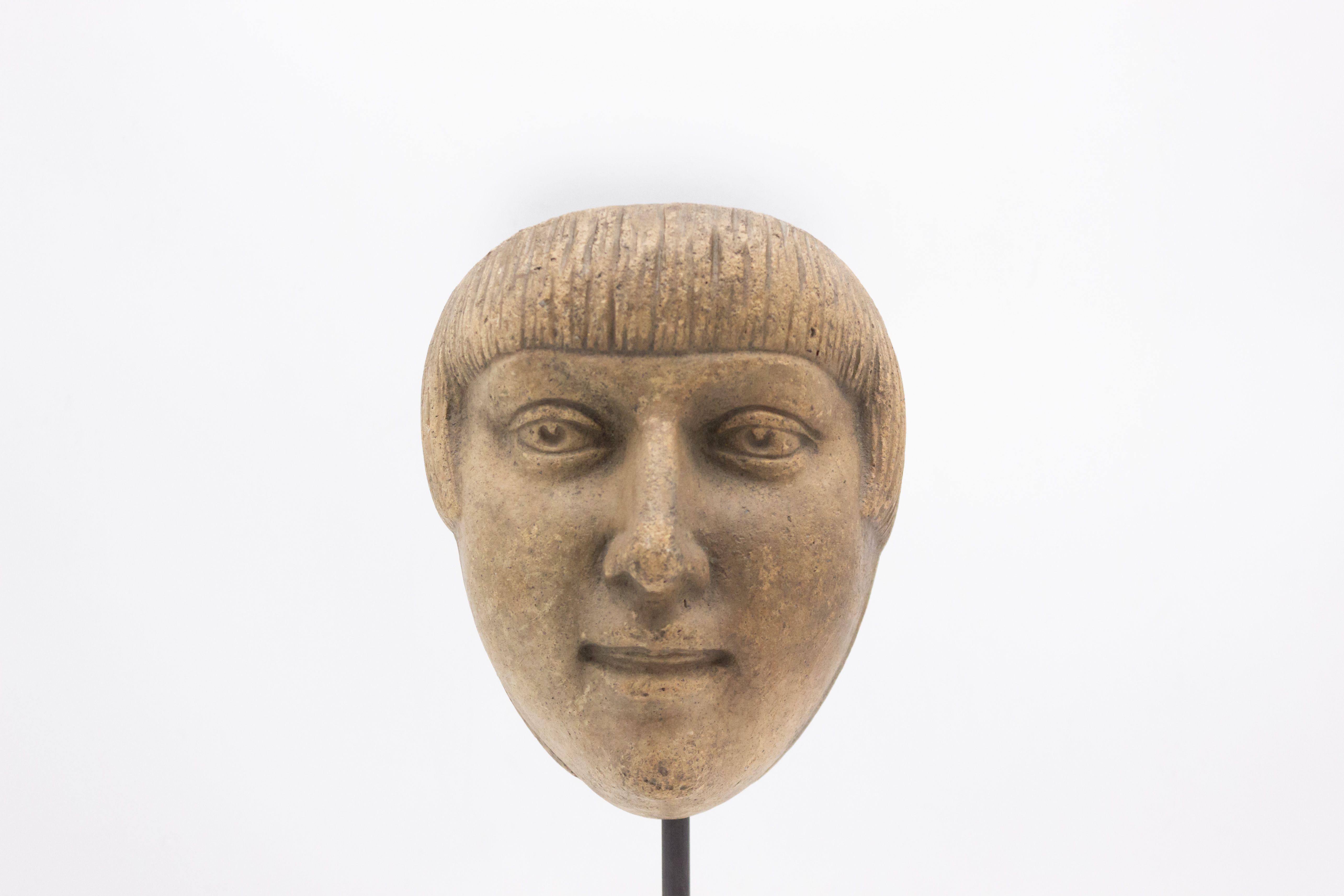 Moule de masque en terre cuite sculpté en Allemagne continentale (fin du 19e siècle) représentant un visage masculin souriant avec une coupe de cheveux de type 