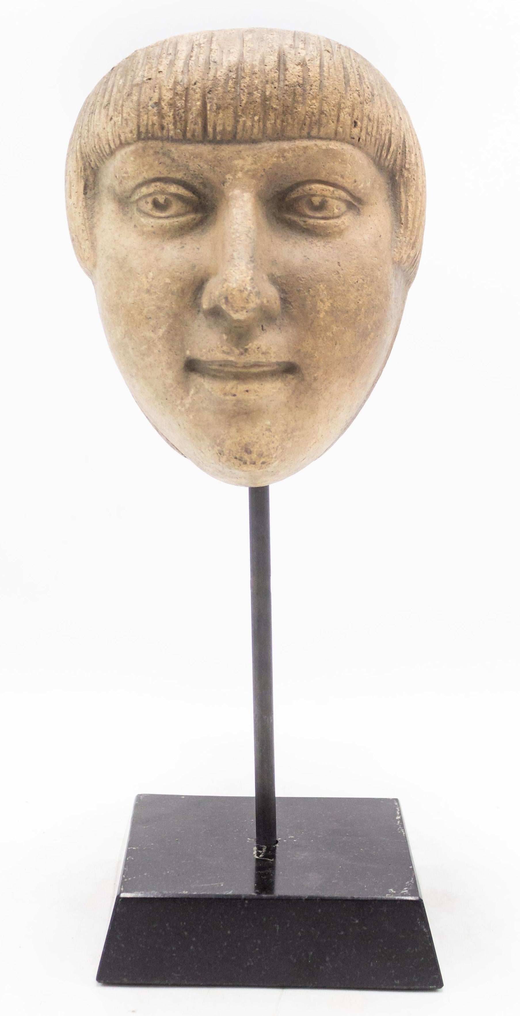 XIXe siècle Masque en terre cuite d'Allemagne continentale en vente