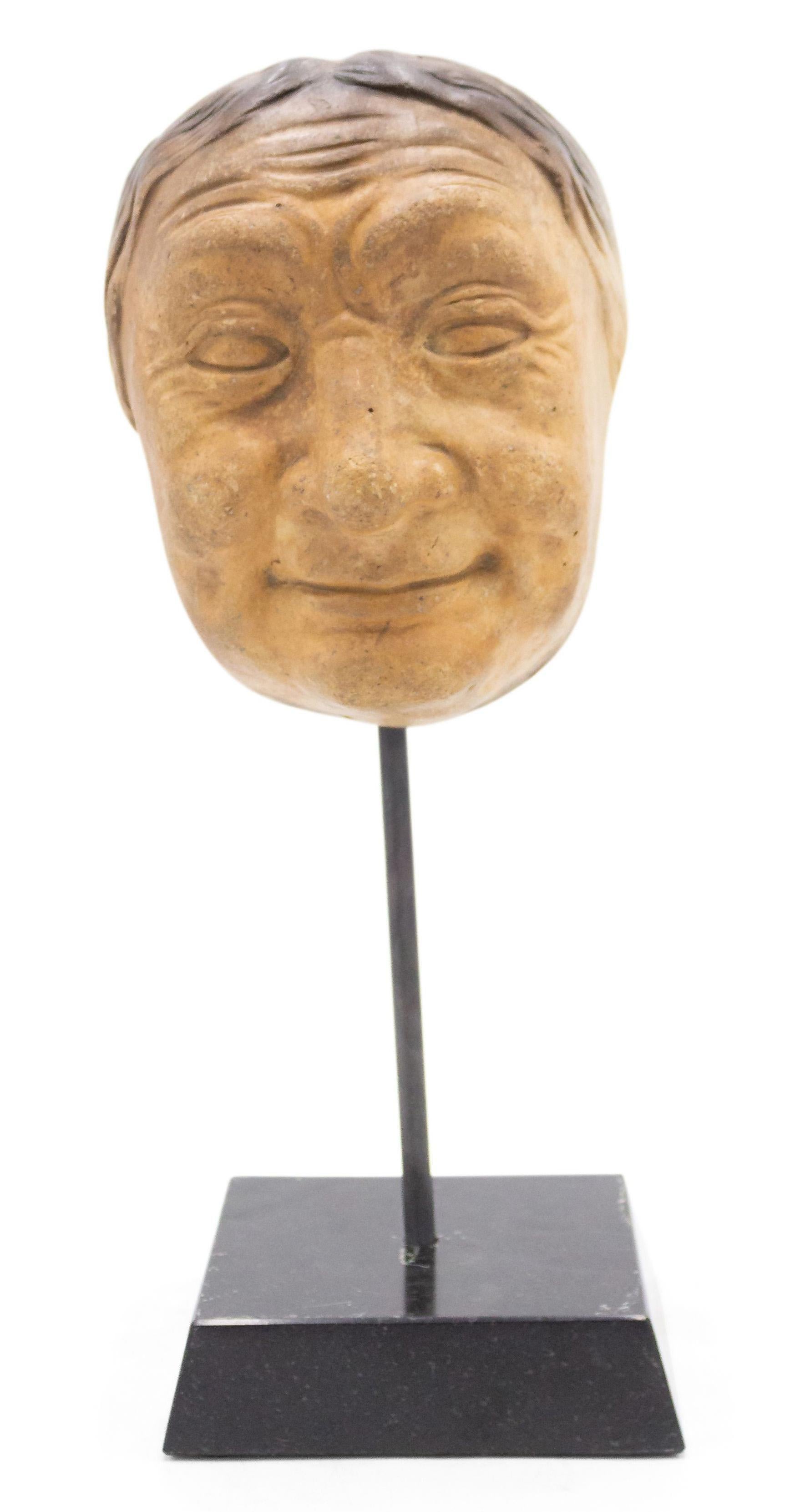 Kontinentale kontinentale deutsche Terrakotta-Maskenmaske (Tonware) im Angebot