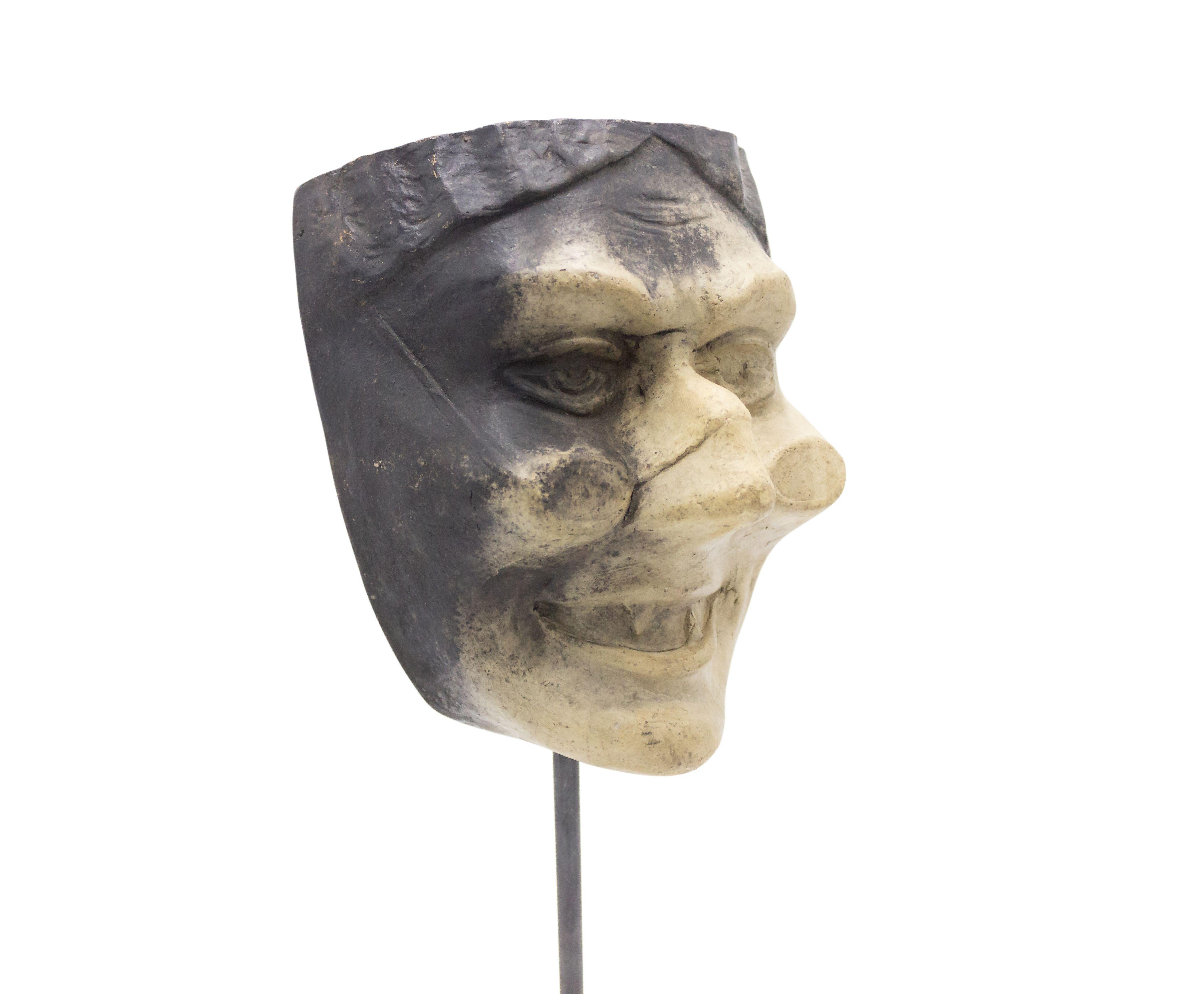 Kontinentale kontinentale deutsche Terrakotta-Maskenmaske (Tonware) im Angebot