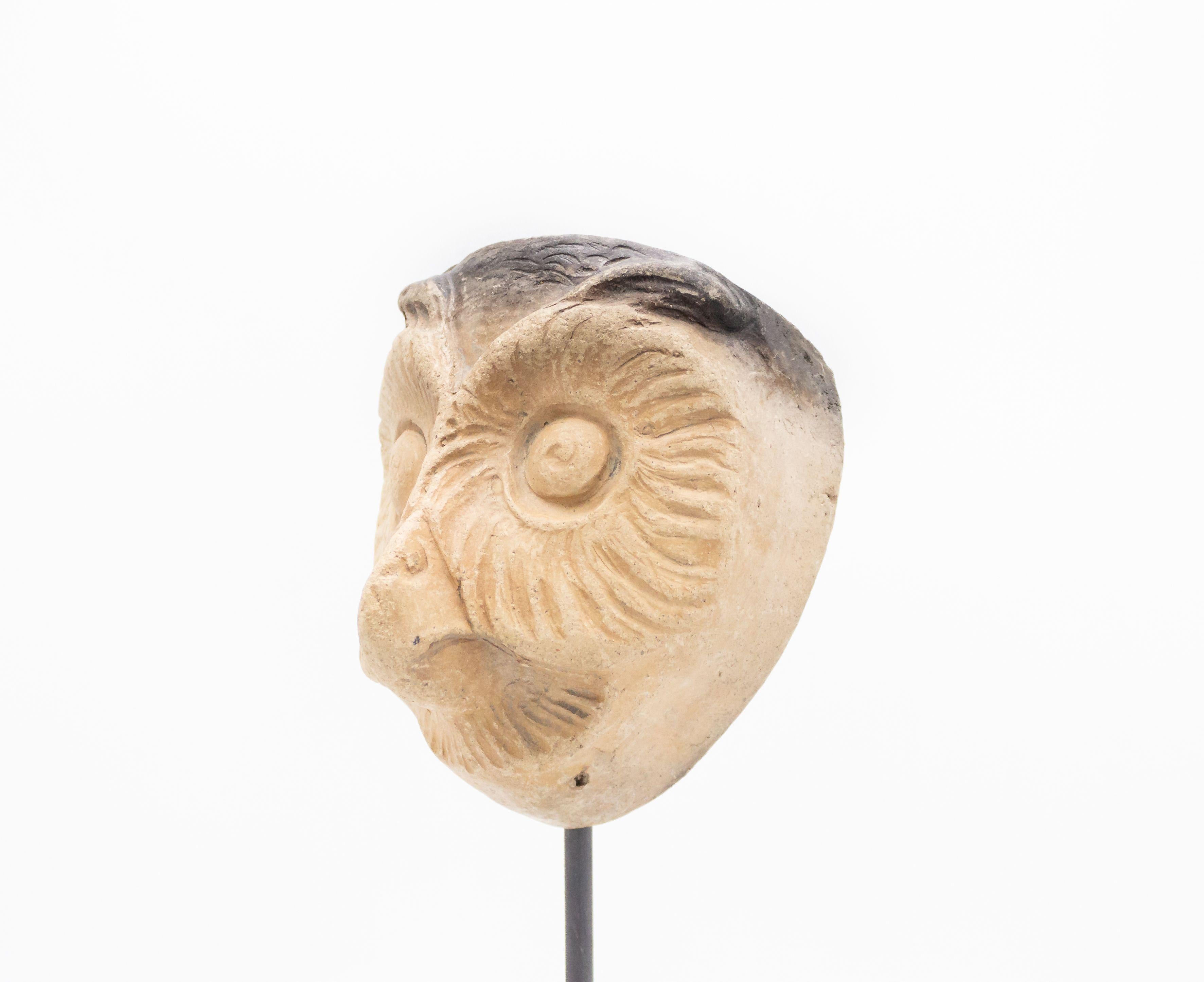 Altro Maschera di gufo in terracotta della Germania Continentale in vendita