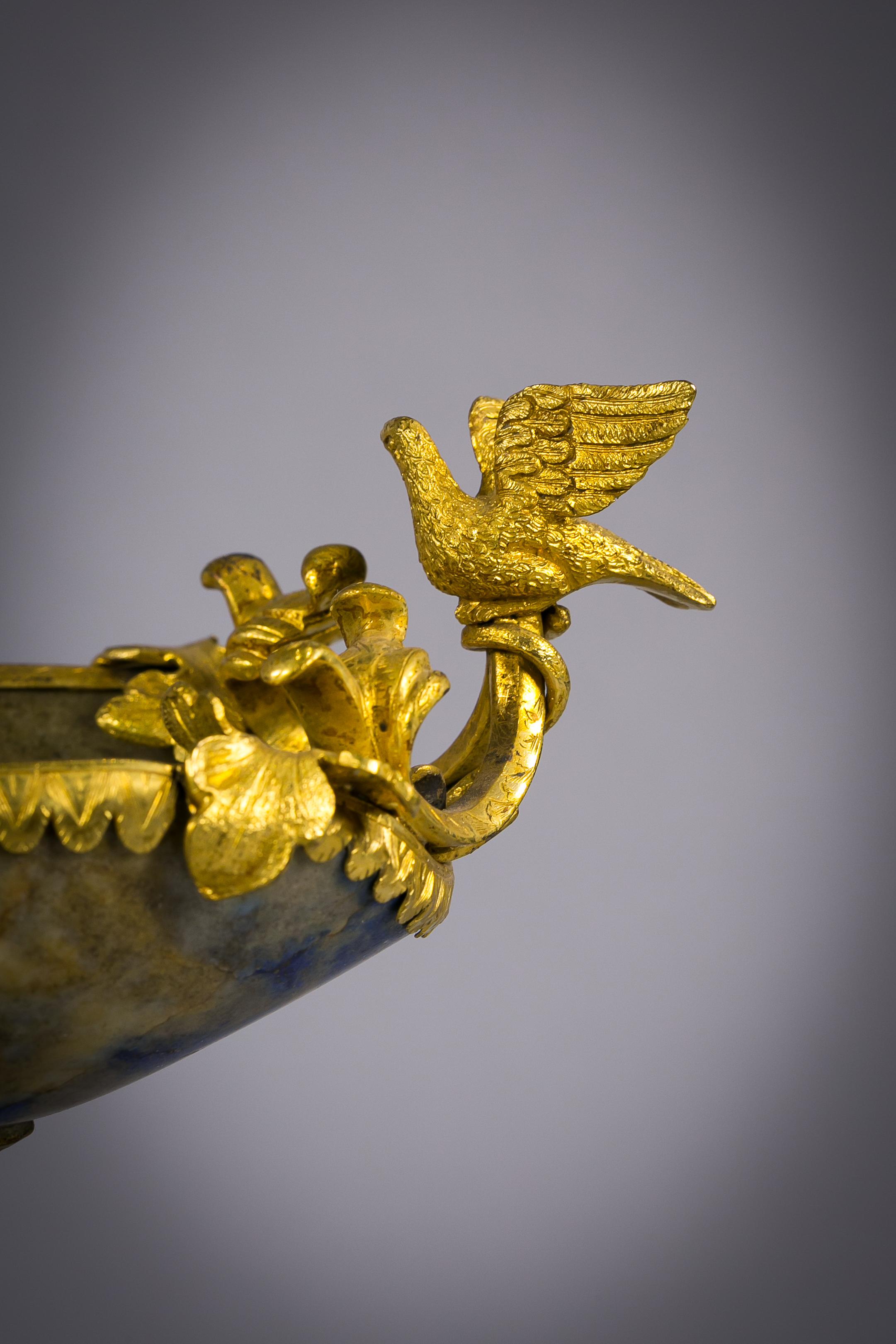 Fin du XIXe siècle Compote continentale à monture en bronze doré et figuration en lapis:: vers 1880 en vente