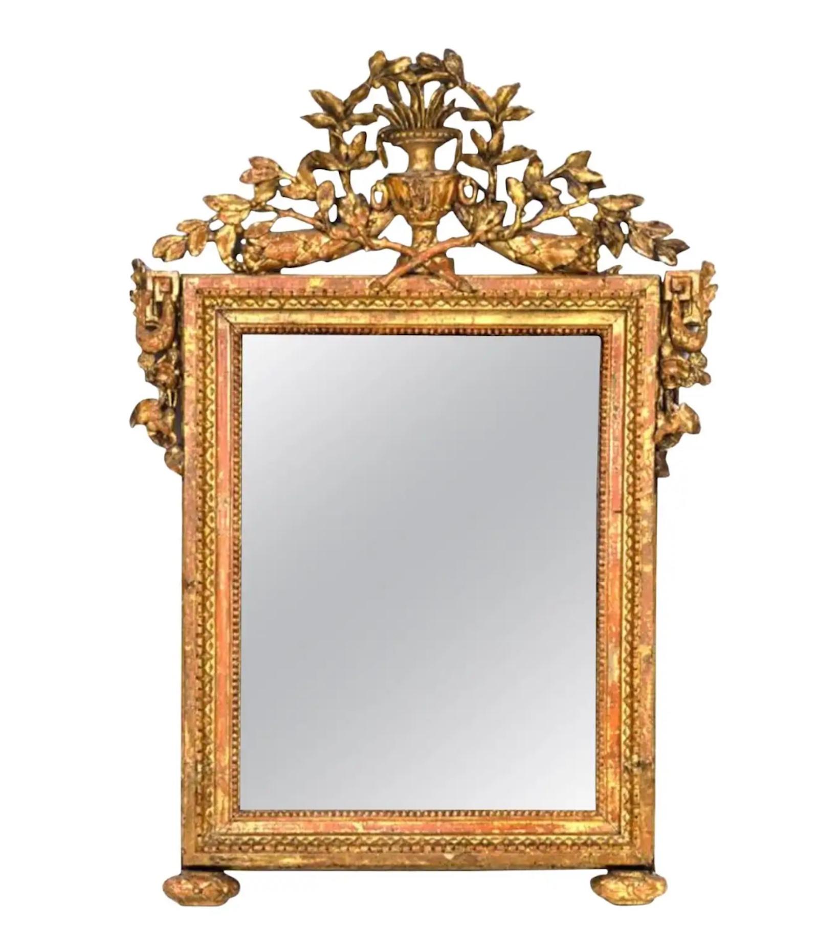 Français Miroir continental en bois doré avec verre d'origine en vente