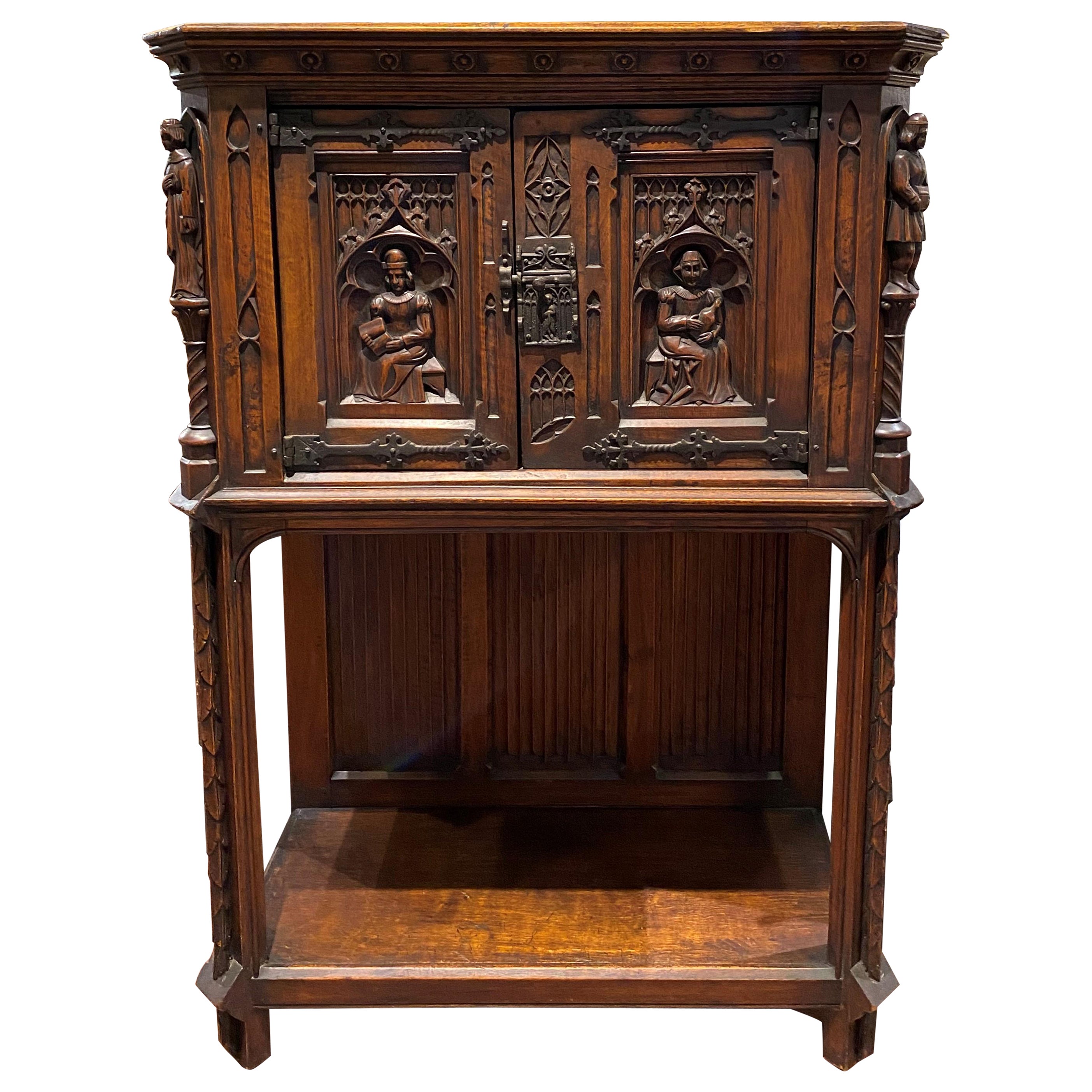 Credenza o altare a due ante in stile gotico continentale con intaglio figurato