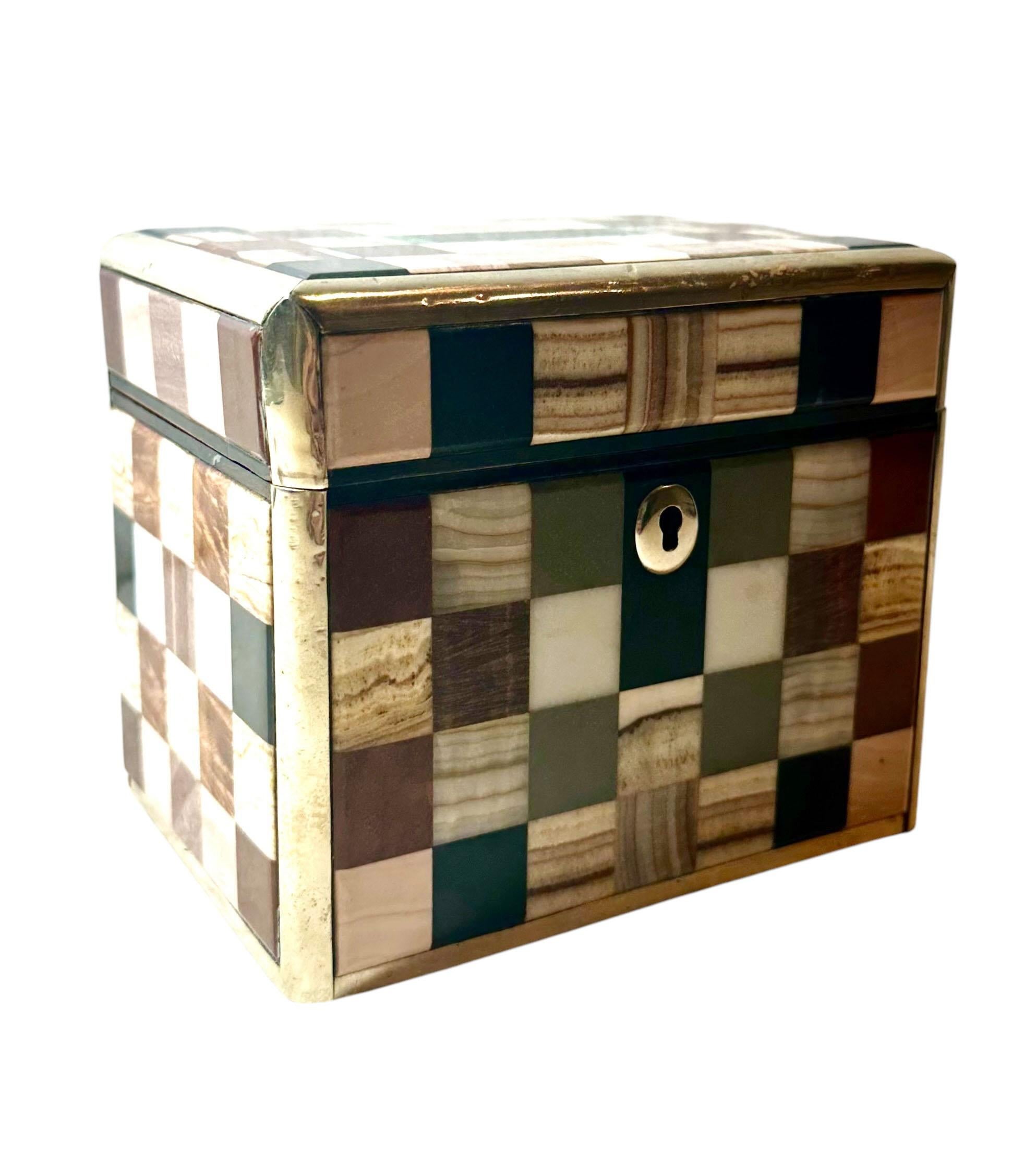 Un maravilloso humidor continental pequeño de mármol de muestra. Tiene la llave original. El humidificador está ribeteado con plata en el interior y forrado de cristal y palisandro. El interior tiene cinco centímetros de profundidad. Entre 1800 y