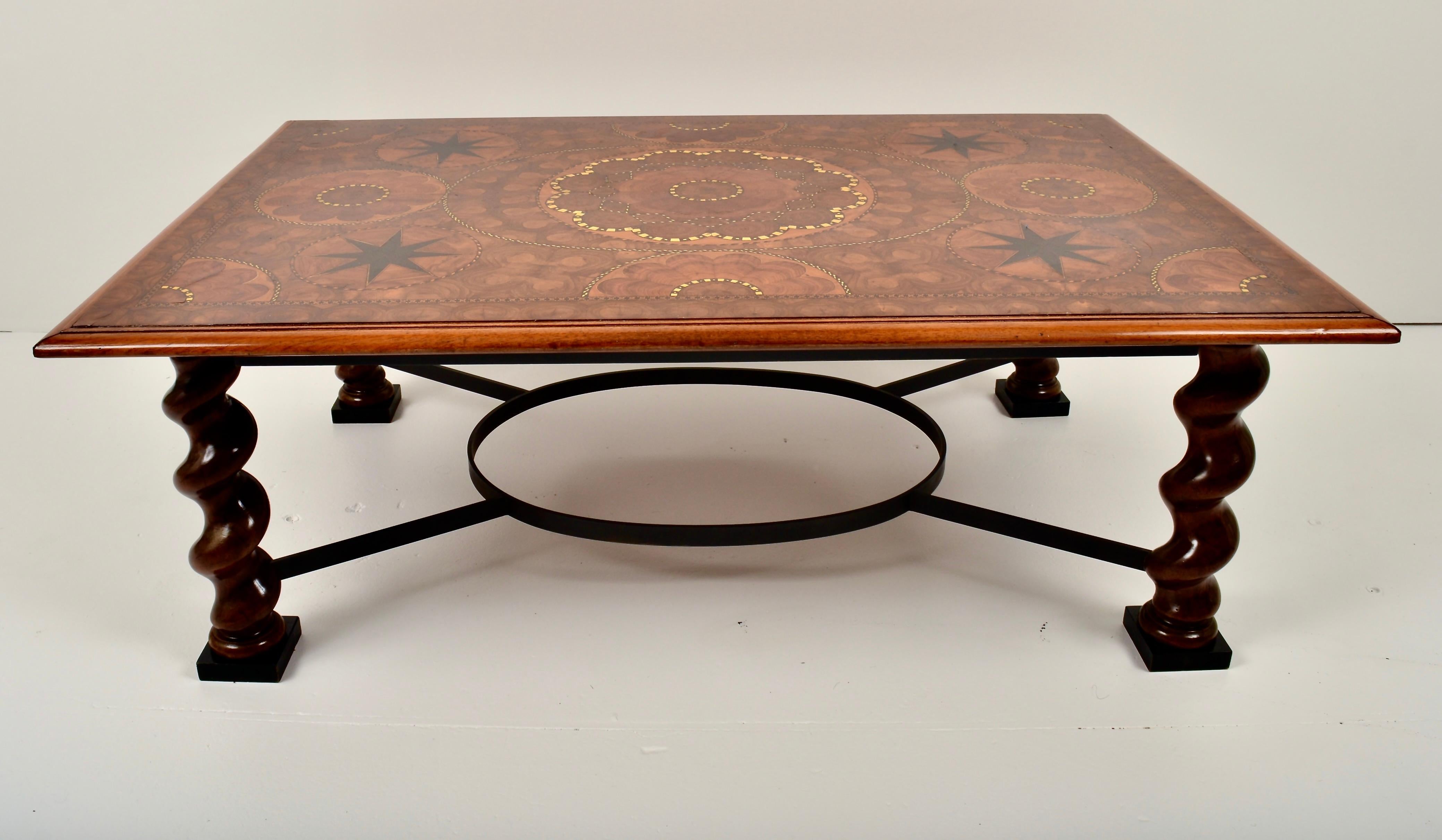 Dieser kontinentale Tisch ist ein herausragendes Beispiel für feine Handwerkskunst. Die Tischplatte ist mit exotischen Hölzern in einen Sockel aus Austernwurzelholz eingelegt. Eine Hochglanzoberfläche unterstreicht das Design. Die schweren