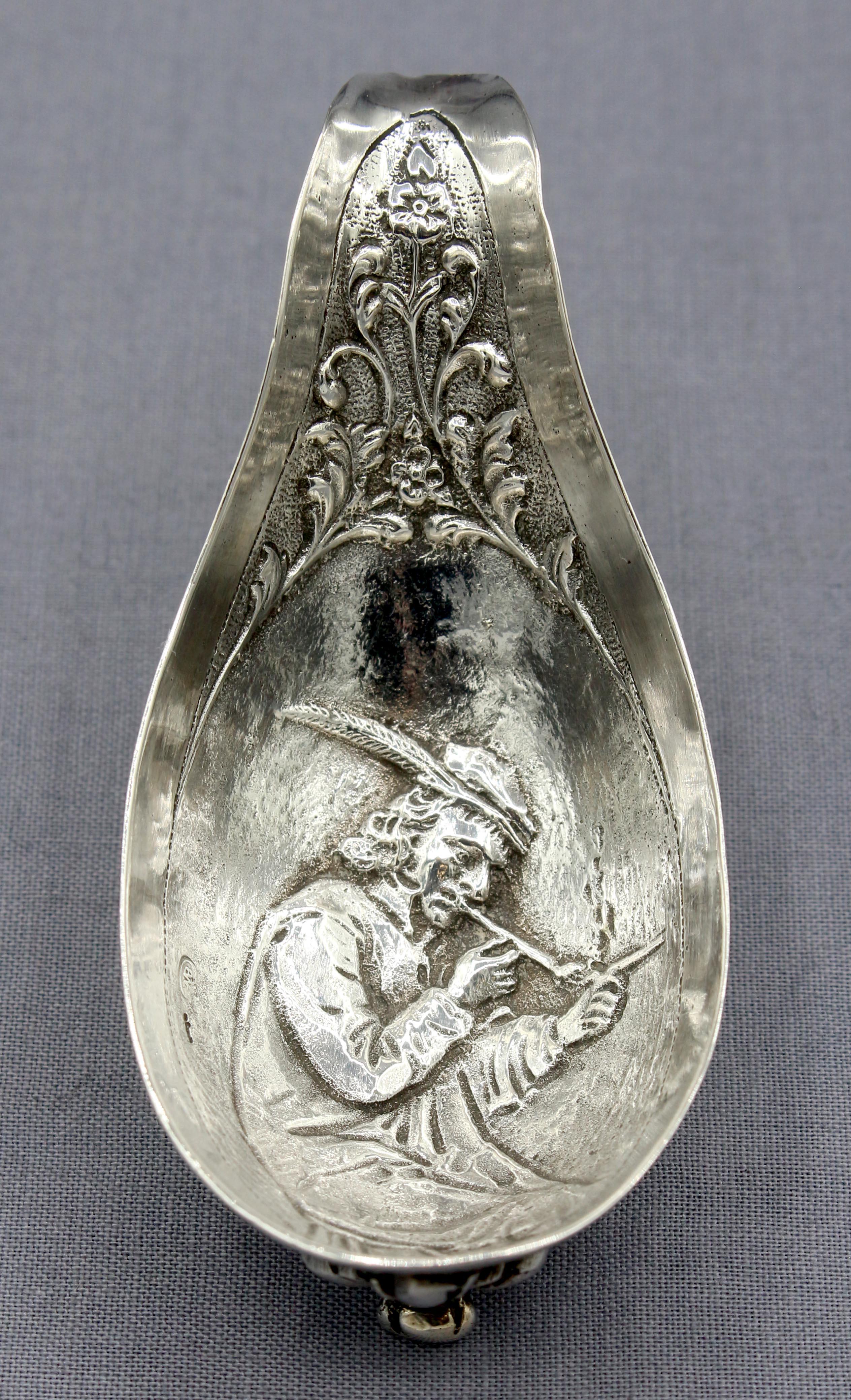 Continental late 19th century 800 silver pipe rest. Displaying repousse design of a man in Renaissance garb with his pipe, trailing flowers & cast scroll feet. 0.90 troy oz. 28 grams.
3.5