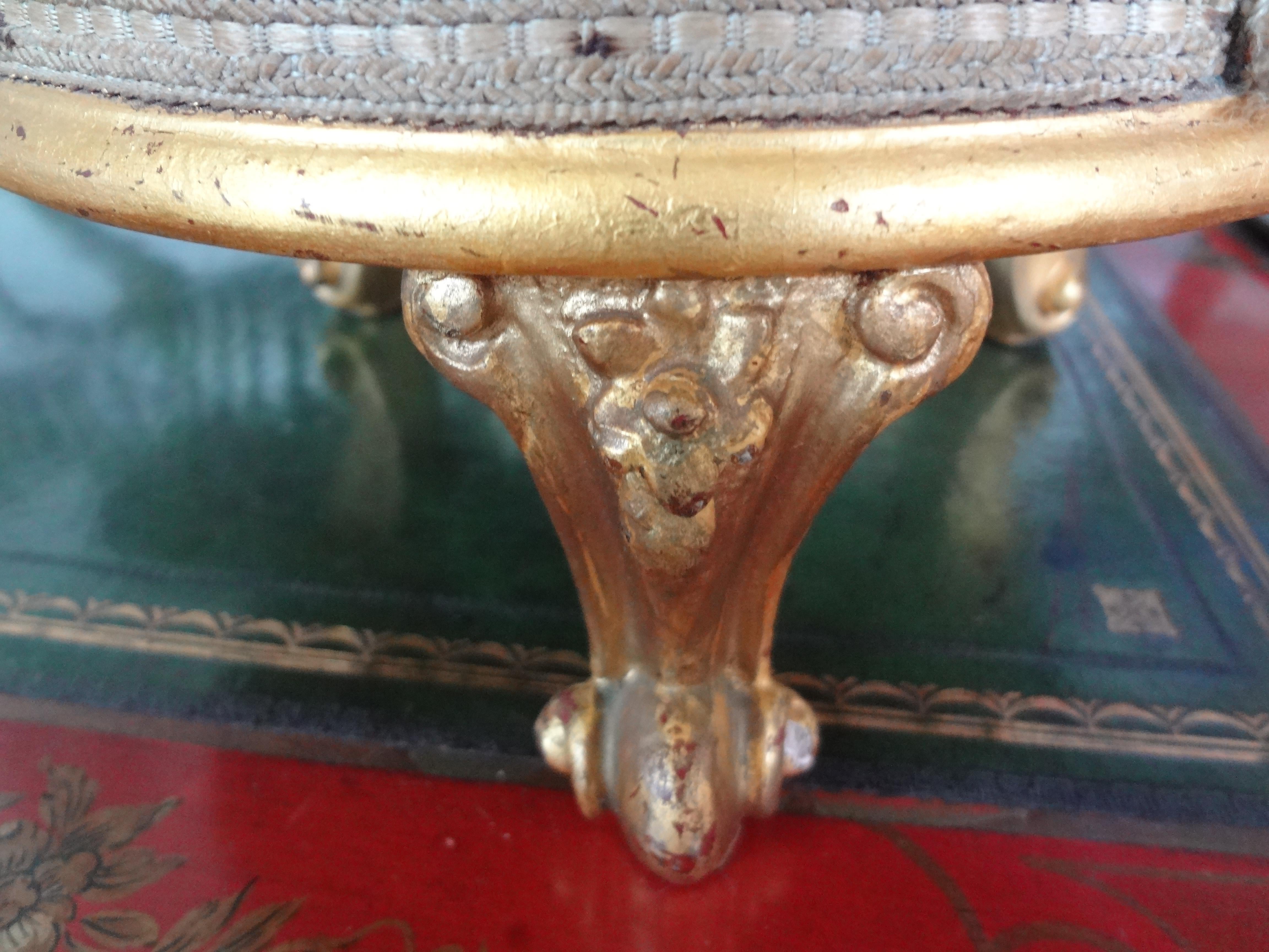 Tabouret sur pied continental en bois doré perlé de style Louis XV Bon état - En vente à Houston, TX