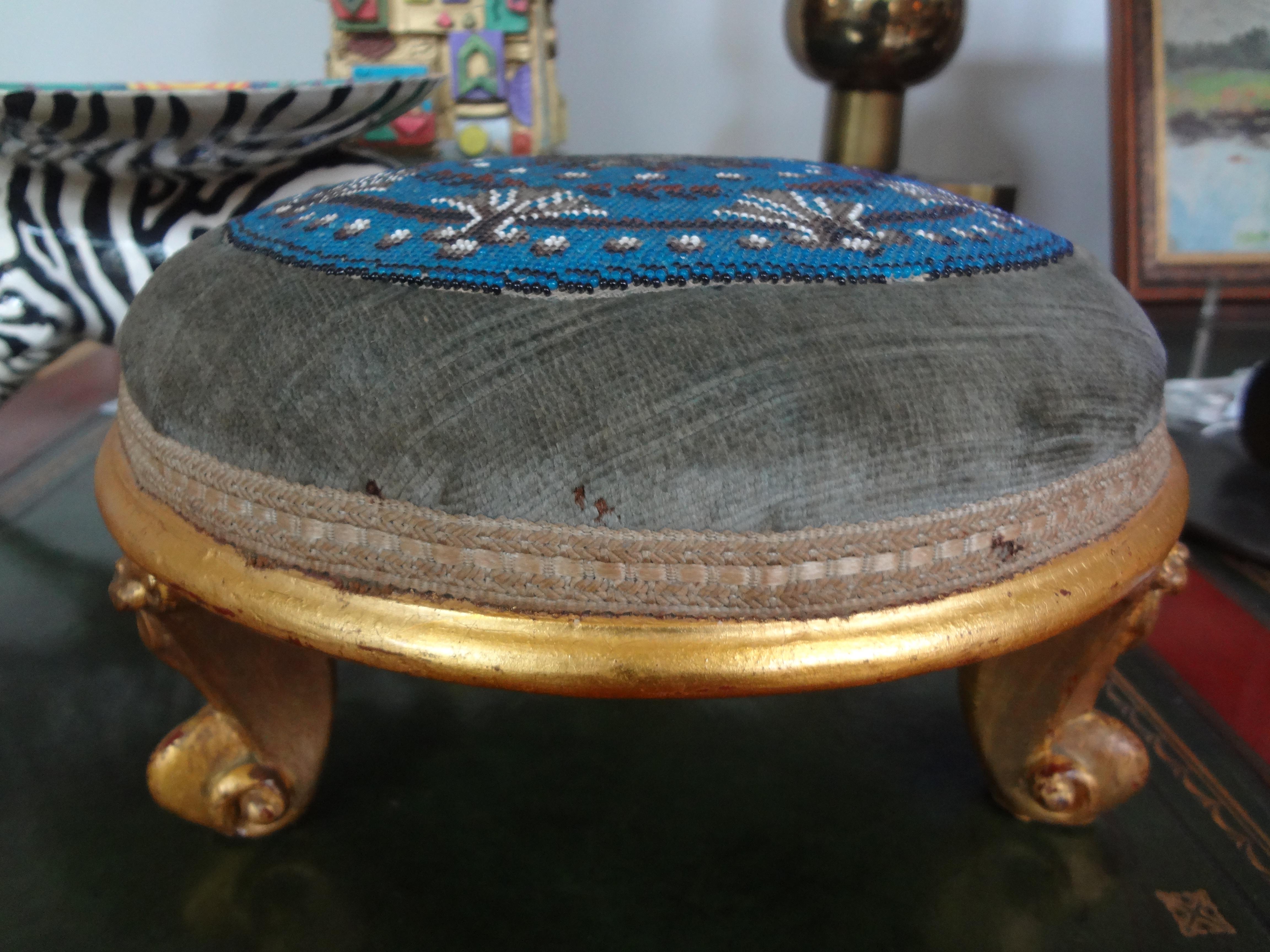 Kontinentaler Fußhocker aus vergoldetem Holz im Louis-XV-Stil mit Perlen im Zustand „Gut“ im Angebot in Houston, TX