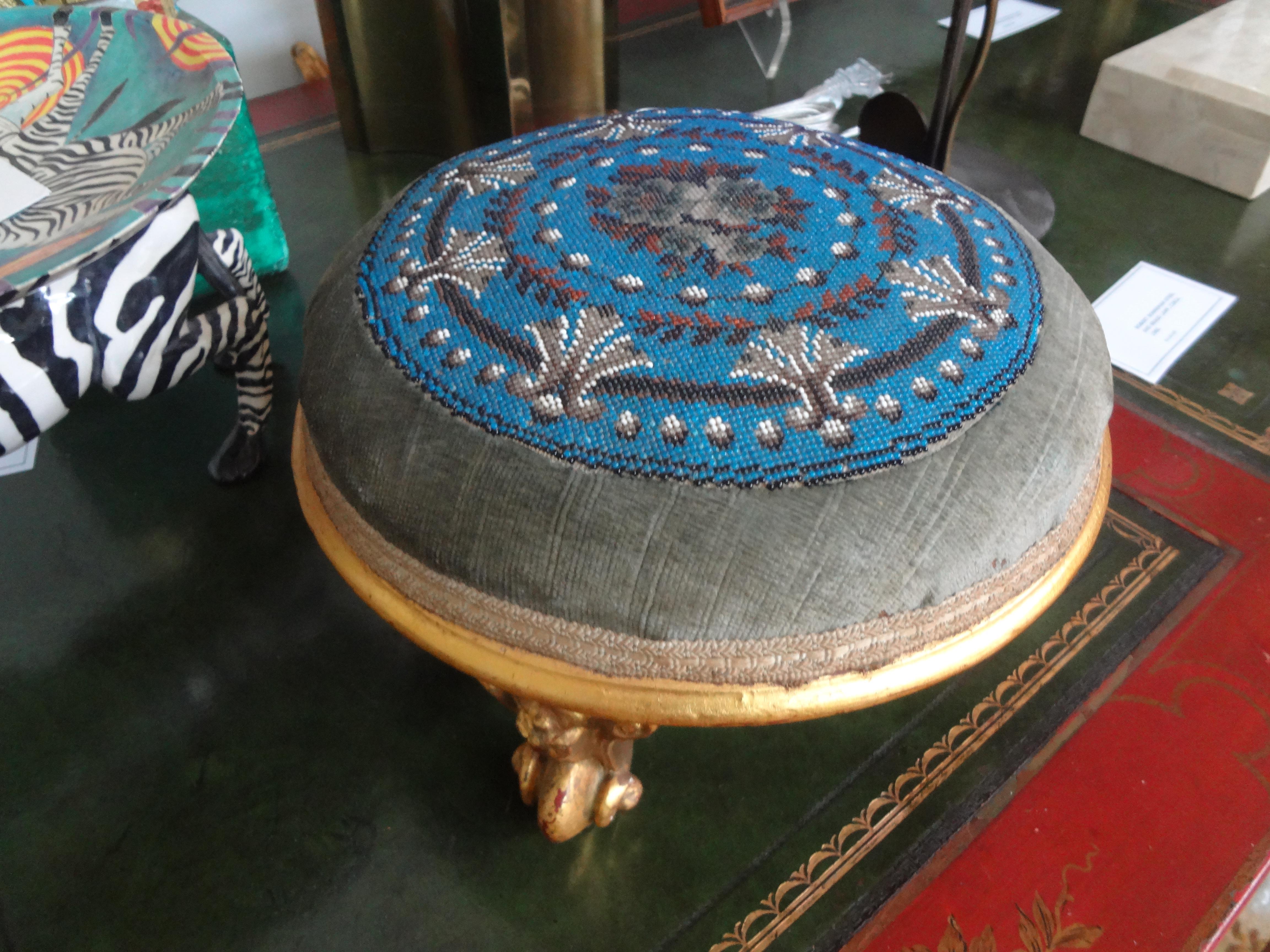 Tabouret sur pied continental en bois doré perlé de style Louis XV en vente 2