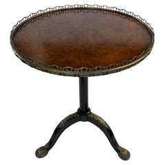 Table d'appoint continentale en acajou avec plateau en bois de ronce et montures en bronze
