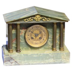 Pendule de cheminée continentale en métal et onyx