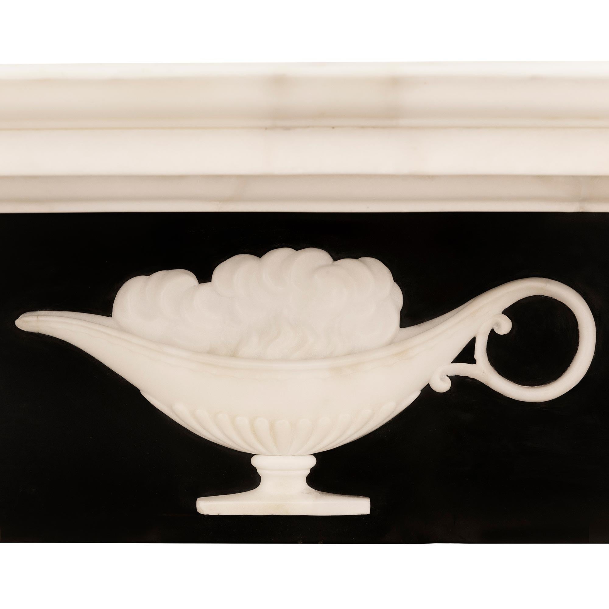 XIXe siècle Cheminée de style Directoire du milieu du 19e siècle, en marbre de Carrare et de Belgique en vente
