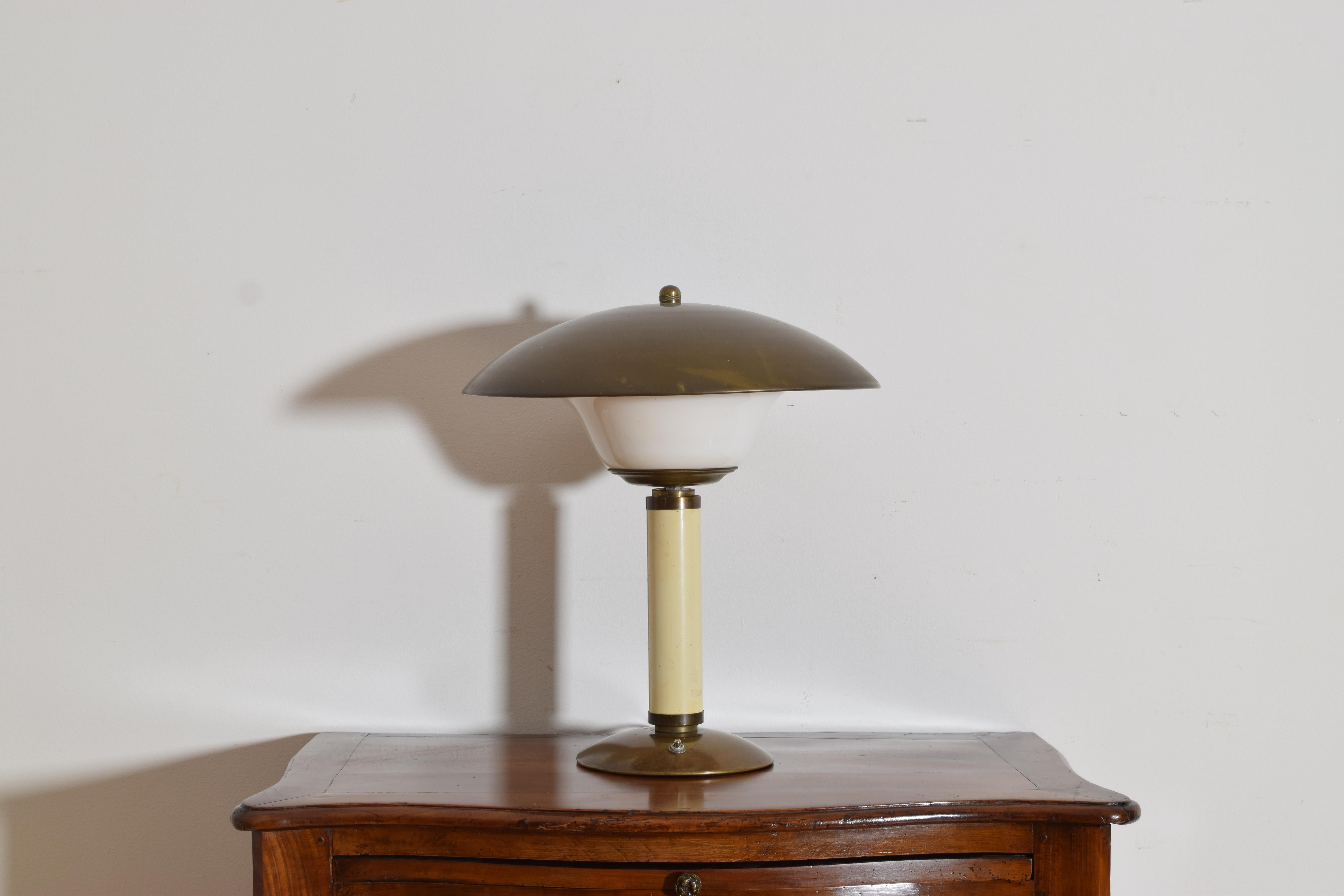 Mid-Century Modern Lampe de table en laiton, émail et verre Continental Mid Century Modern en vente