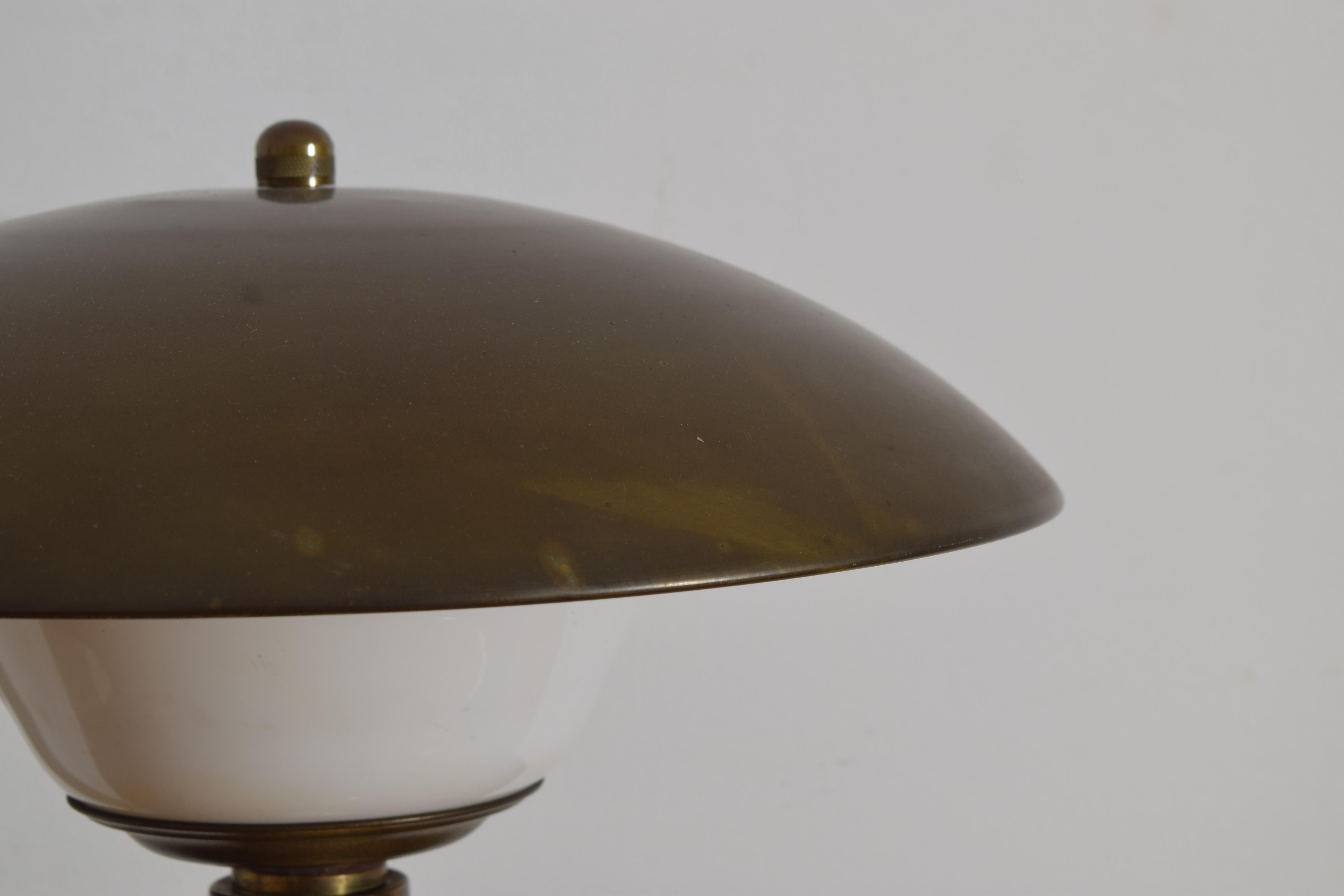 Lampe de table en laiton, émail et verre Continental Mid Century Modern Bon état - En vente à Atlanta, GA