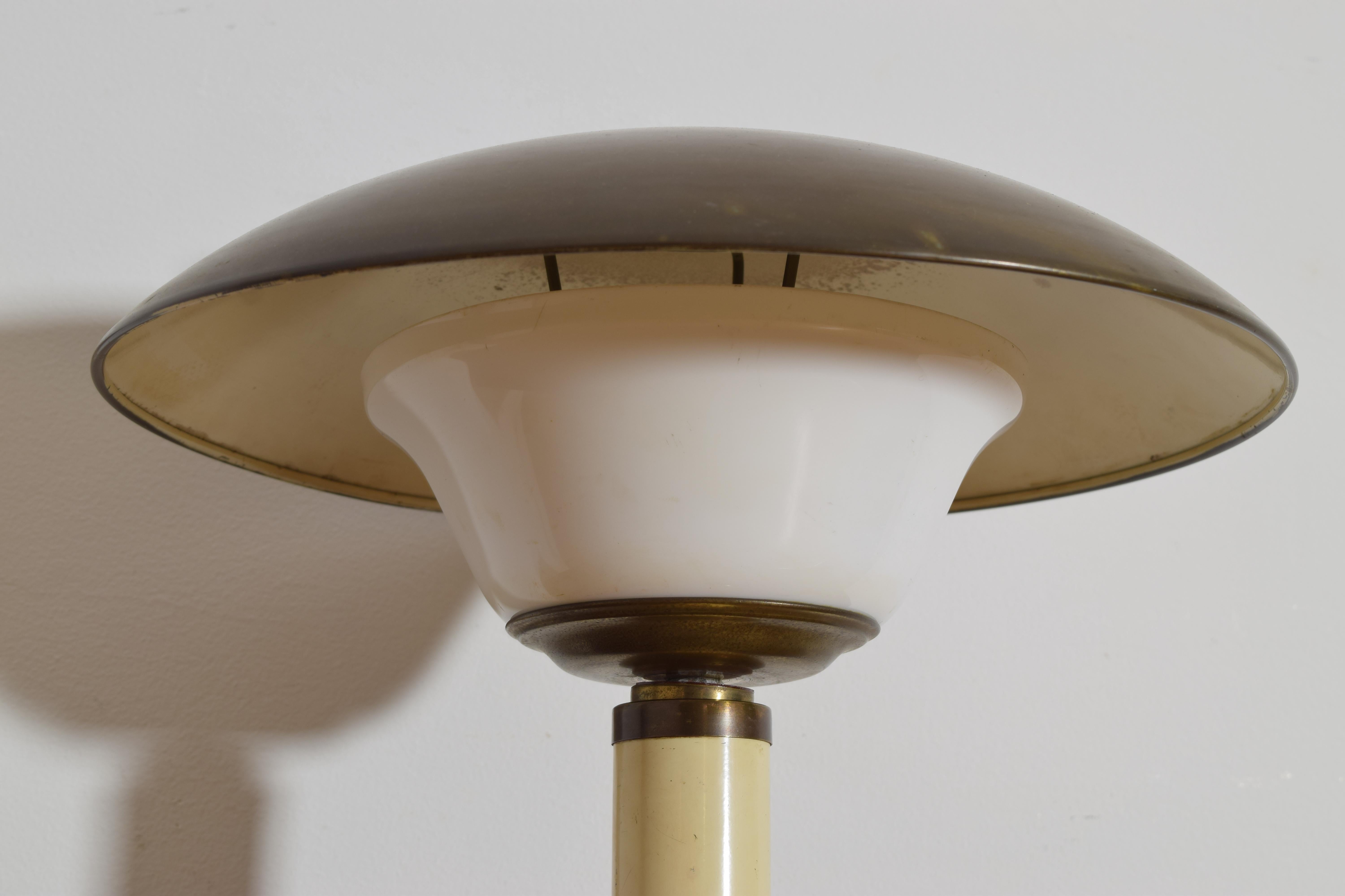 20ième siècle Lampe de table en laiton, émail et verre Continental Mid Century Modern en vente