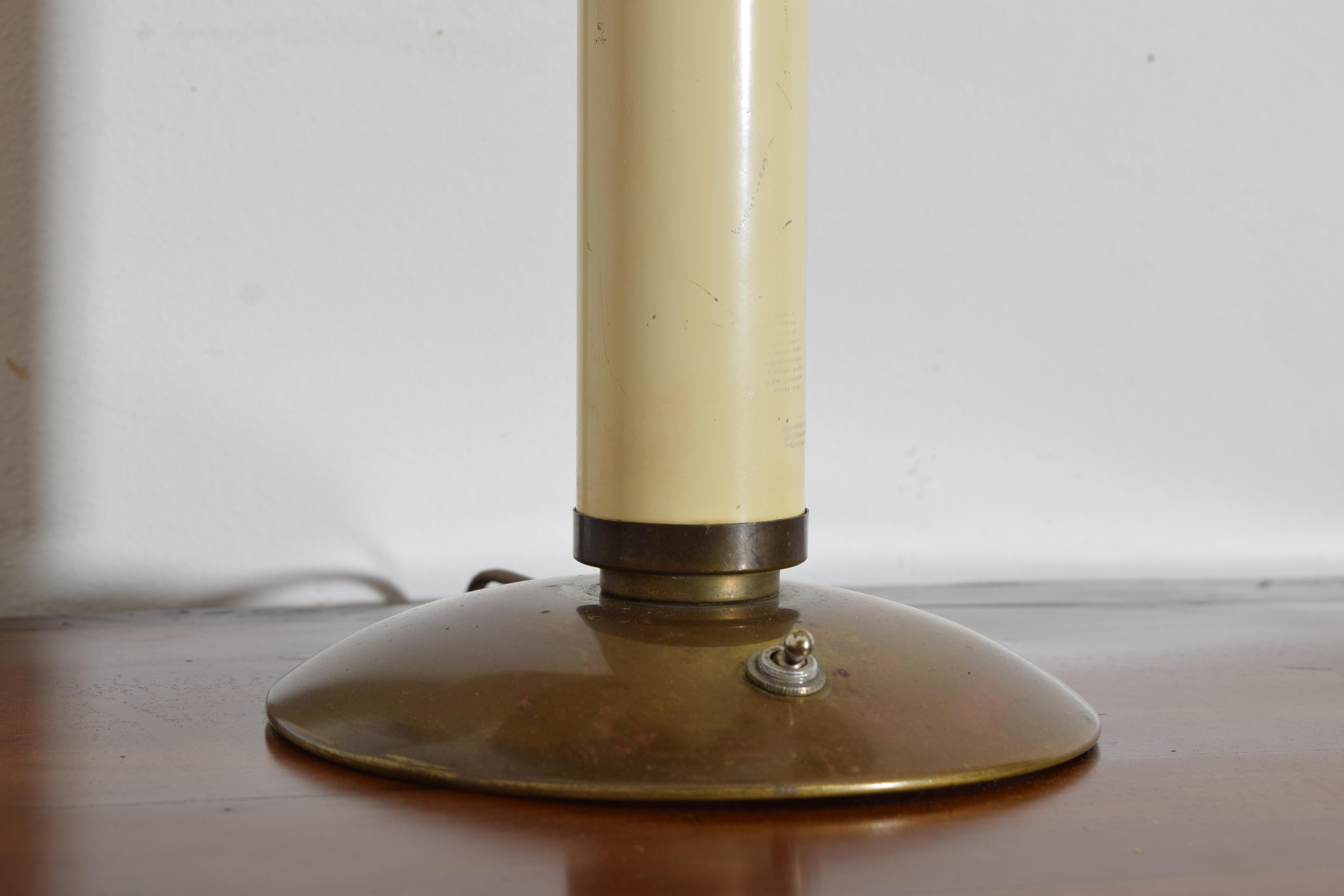 Laiton Lampe de table en laiton, émail et verre Continental Mid Century Modern en vente