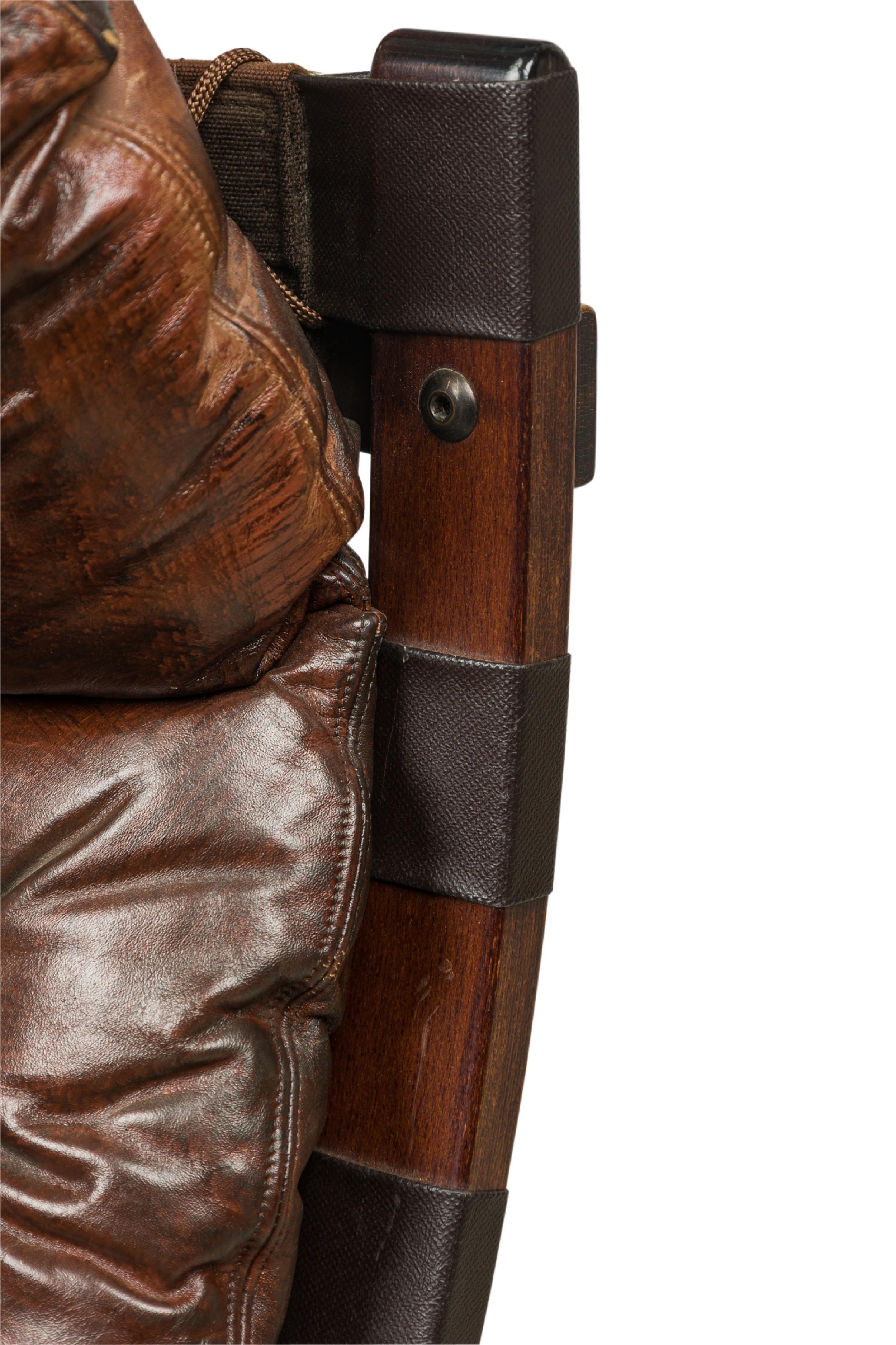 Continental Mid-Century Style Tufted Leather Armchair In Good Condition For Sale In Queens, NY