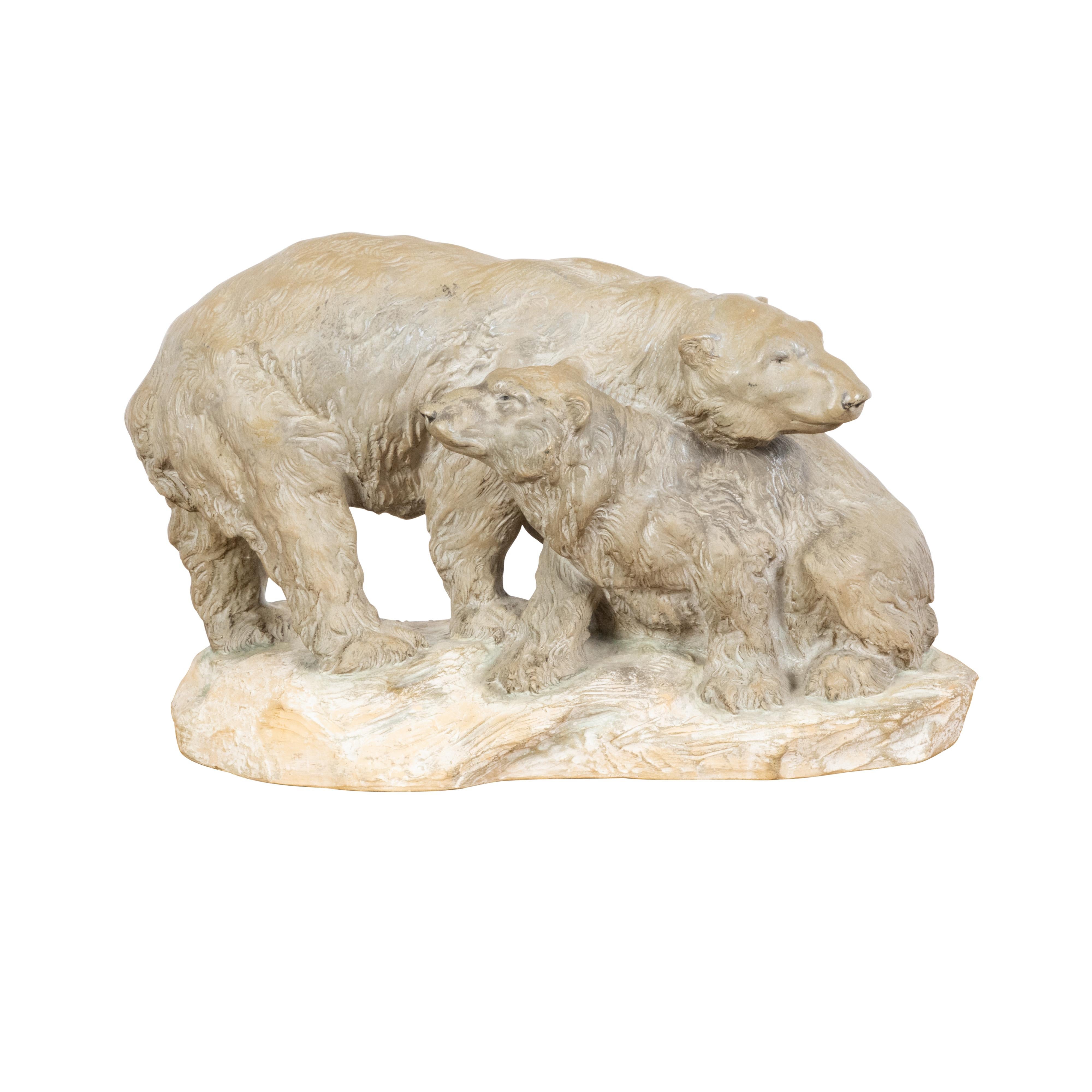 Sculpture continentale du milieu du siècle dernier représentant deux ours sur une base