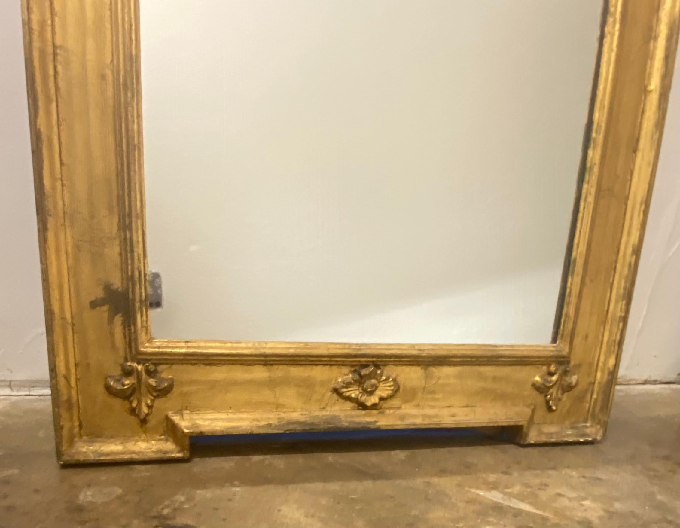 Continental Neoclassical Giltwood Mirror In Good Condition For Sale In Dallas, TX