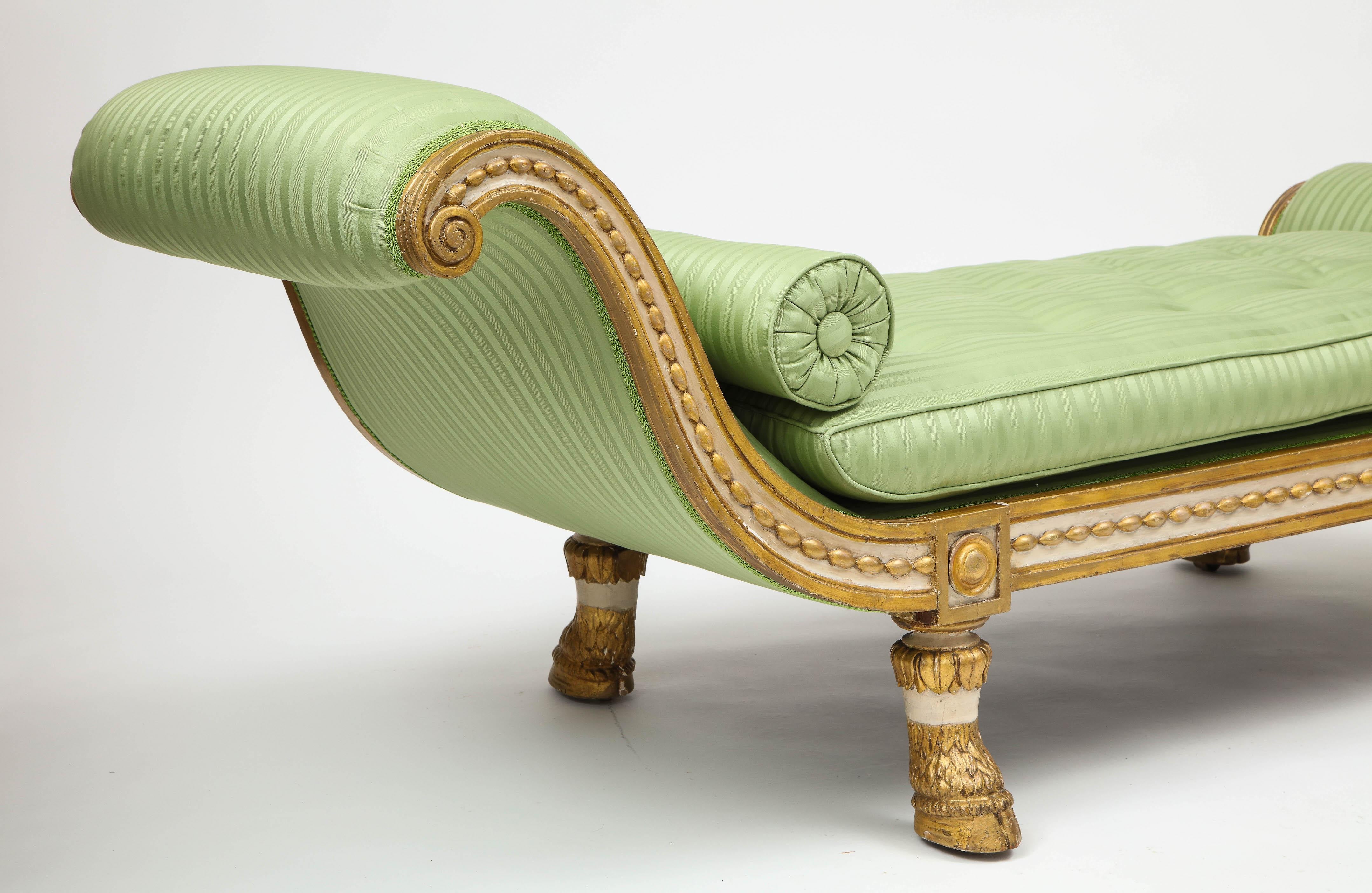 Continental Neoclassical Ivory-Painted and Gilt Recamier In Good Condition In New York, NY