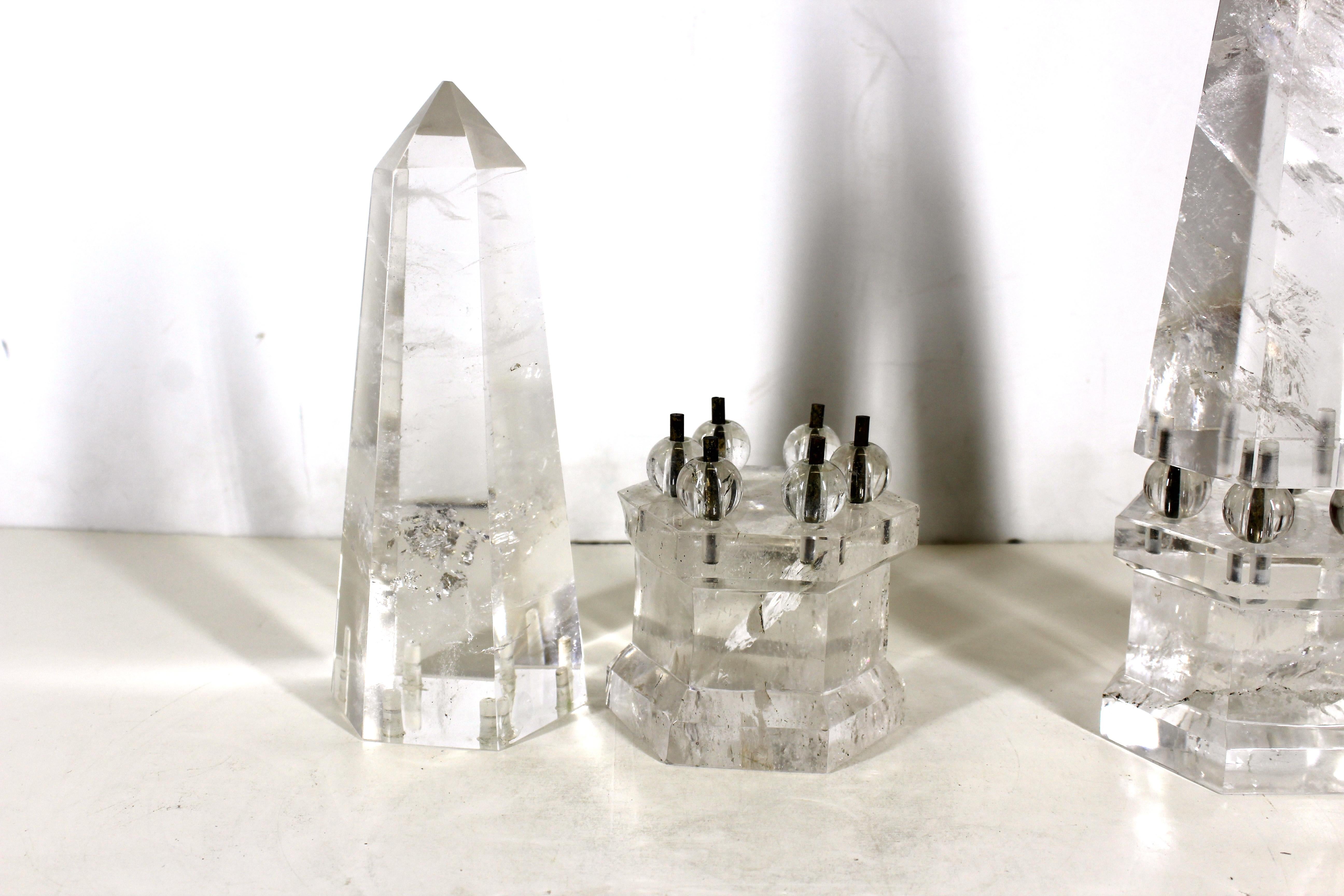 Obélisques néoclassiques continentaux en cristal de roche sur boules de cristal de roche en vente 1
