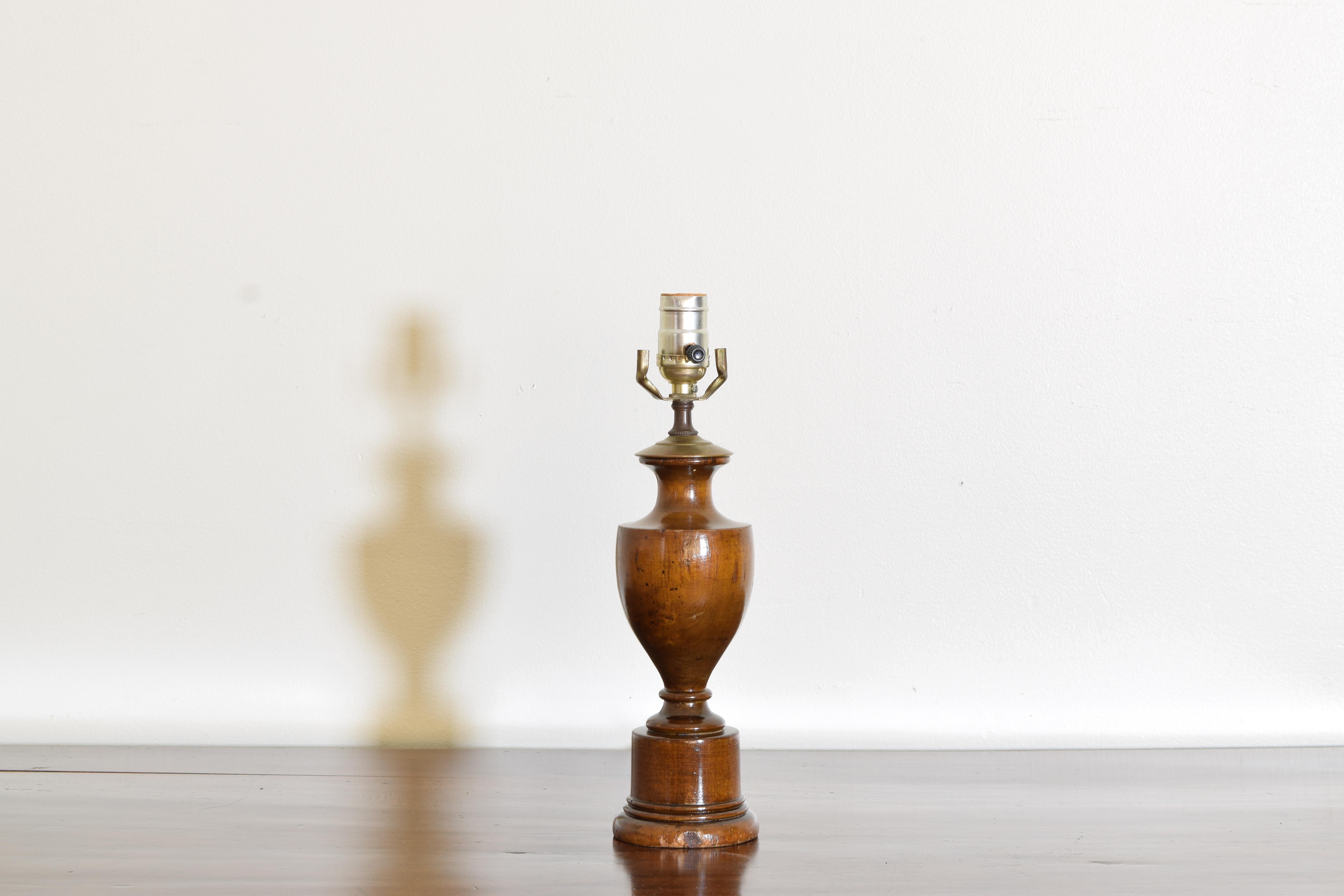 Continental Neoclassical Style Turned Walnut Urn-Form Table Lamp, ca. 1900. In Good Condition In Atlanta, GA