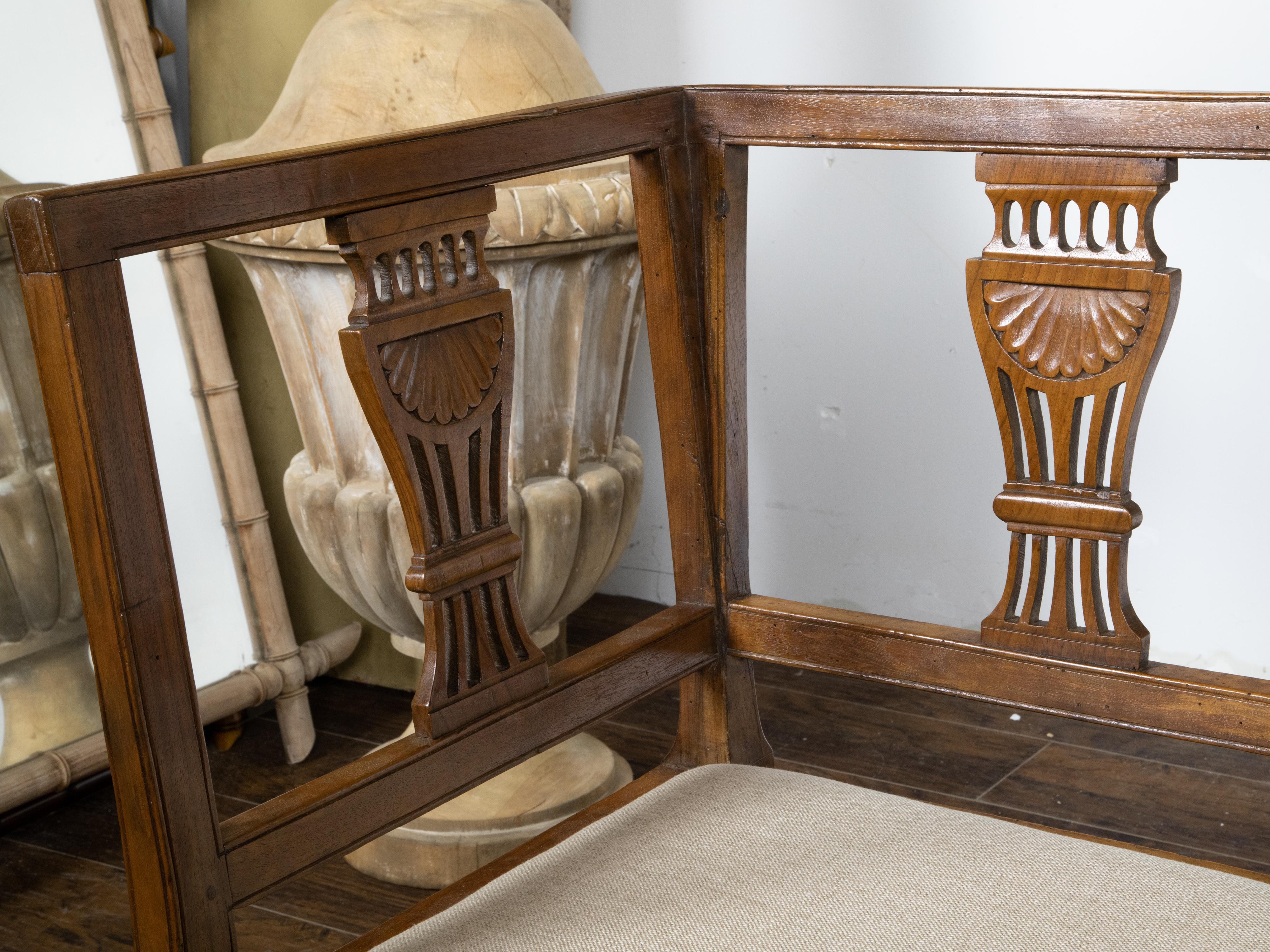 Kontinentales Nussbaumholz-Sessel im neoklassischen Stil des 19. Jahrhunderts mit geschnitzten Leisten  im Angebot 6