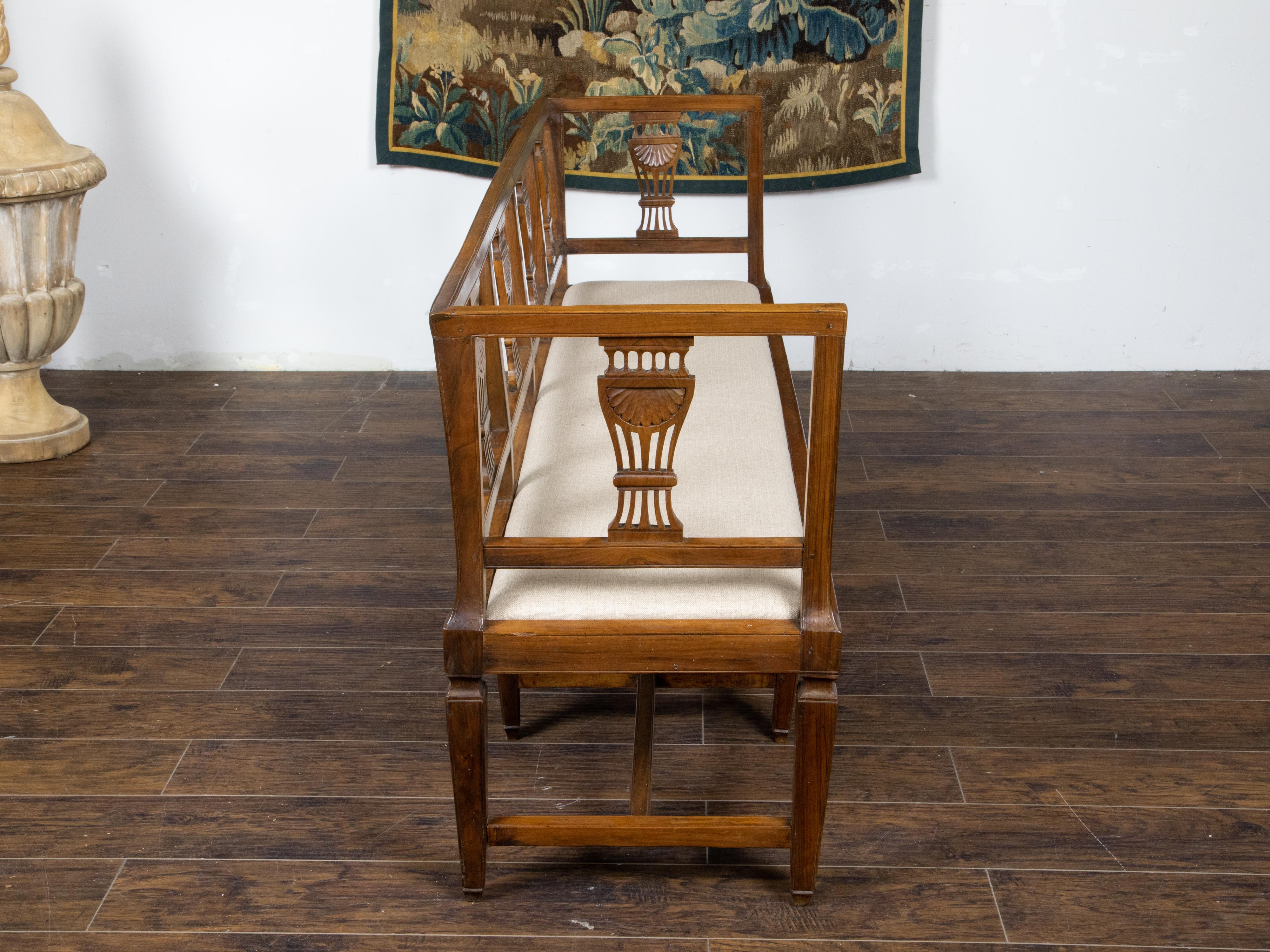 Kontinentales Nussbaumholz-Sessel im neoklassischen Stil des 19. Jahrhunderts mit geschnitzten Leisten  (Europäisch) im Angebot